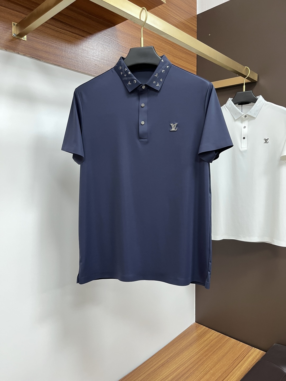 NO:468988,LV spring and summer classic Polo collar design, paired with simple single-breasted lines, neat and smooth lines, cleverly modifying the neck lines, showing elegant and gentlemanly style. The exquisite brand logo on the left chest adopts traceless pressing process, delicate and flat, low-key, and luxurious texture, showing the brand's ingenuity and quality pursuit in the subtleties. Selected high-quality fabrics, soft and smooth, breathable, and comfortable and comfortable to wear. Whether it is to wear casual trousers to show professionalism and ability to attend business occasions; or to combine them with jeans to create a daily look to create a relaxed and comfortable atmosphere, it can be perfectly adapted. ZJ helps you interpret diverse styles with a calm attitude and show your unique taste. Size M-4XL,,louis vuitton,jeans,alexander wang19860909LV 春夏经典的Polo领设计,搭配简洁的单排扣,线条利落流畅,巧妙修饰颈部线条,彰显优雅绅士格调.左胸处精致的品牌标识,采用无痕压胶工艺,细腻而平整,低调间流露奢华质感,于细微之处展现品牌匠心与品质追求. 精选优质面料,触感柔软顺滑,透气性佳,穿着舒适自在.无论是搭配休闲西裤出席商务场合,展现专业干练；还是与牛仔裤组合打造日常造型,营造轻松惬意氛围,它都能完美适配,ZJ助你以从容姿态诠释多样风格,尽显独特品味. 尺码M-4XL,,louis vuitton,jeans,alexander wang,Men's clothing