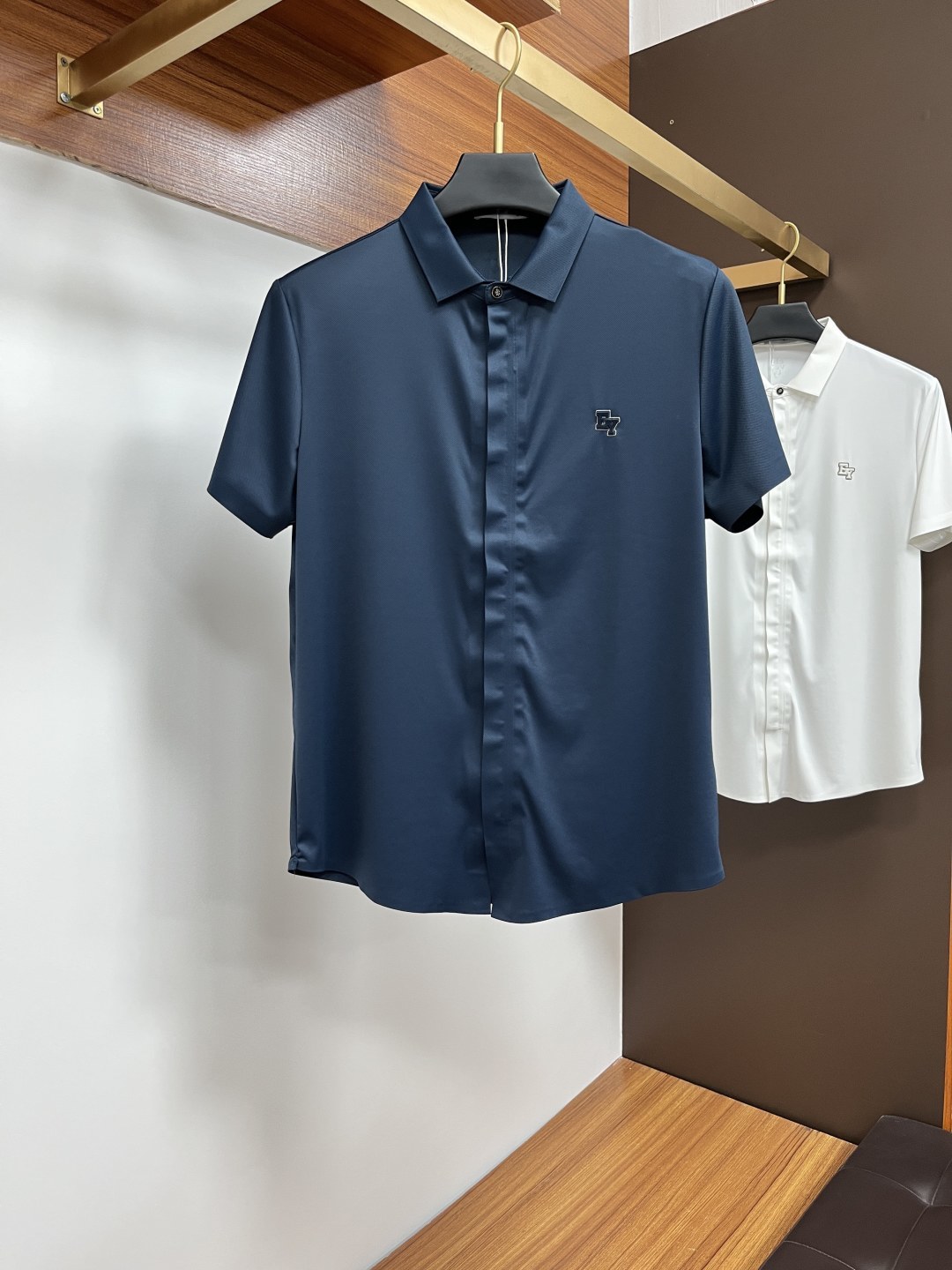 NO:482730,EY 2025 spring and summer classic Polo collar design, paired with simple single-breasted lines, neat and smooth lines, cleverly modifying the neck lines, showing elegant and gentlemanly style. The exquisite brand logo on the left chest adopts traceless pressing process, delicate and flat, low-key, and luxurious texture, showing the brand's ingenuity and quality pursuit in the subtleties. Selected high-quality fabrics, soft and smooth, breathable, and comfortable and comfortable to wear. Whether it is to wear casual trousers to show professionalism and ability; or to combine with jeans to create a daily look to create a relaxed and comfortable atmosphere, it can be perfectly adapted. ZJ helps you interpret diverse styles with a calm attitude and show your unique taste. Size M-4XL, jeans, alexander wang19860909EY 2025春夏经典的Polo领设计,搭配简洁的单排扣,线条利落流畅,巧妙修饰颈部线条,彰显优雅绅士格调.左胸处精致的品牌标识,采用无痕压胶工艺,细腻而平整,低调间流露奢华质感,于细微之处展现品牌匠心与品质追求. 精选优质面料,触感柔软顺滑,透气性佳,穿着舒适自在.无论是搭配休闲西裤出席商务场合,展现专业干练；还是与牛仔裤组合打造日常造型,营造轻松惬意氛围,它都能完美适配,ZJ助你以从容姿态诠释多样风格,尽显独特品味. 尺码M-4XL,,jeans,alexander wang,Men's clothing