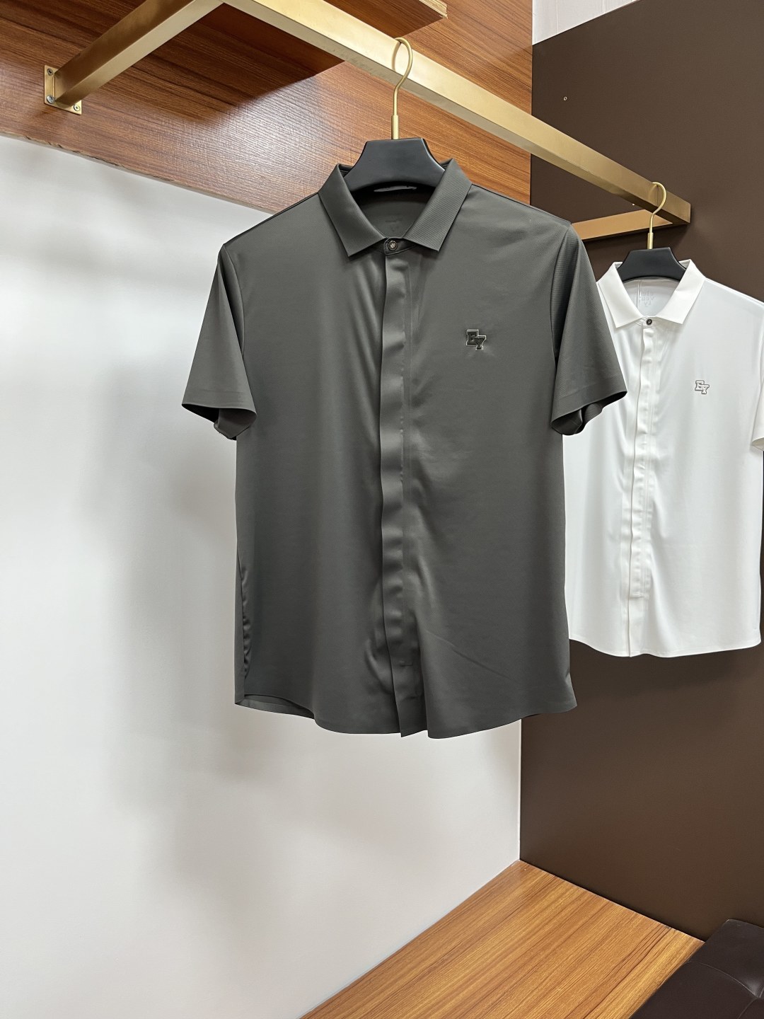 NO:160085,EY 2025 spring and summer classic Polo collar design, paired with simple single-breasted lines, neat and smooth lines, cleverly modifying the neck lines, showing elegant and gentlemanly style. The exquisite brand logo on the left chest adopts traceless pressing process, delicate and flat, low-key, and luxurious texture, showing the brand's ingenuity and quality pursuit in the subtleties. Selected high-quality fabrics, soft and smooth, breathable, and comfortable and comfortable to wear. Whether it is to wear casual trousers to show professionalism and ability; or to combine with jeans to create a daily look to create a relaxed and comfortable atmosphere, it can be perfectly adapted. ZJ helps you interpret diverse styles with a calm attitude and show your unique taste. Size M-4XL, jeans, alexander wang19860909EY 2025春夏经典的Polo领设计,搭配简洁的单排扣,线条利落流畅,巧妙修饰颈部线条,彰显优雅绅士格调.左胸处精致的品牌标识,采用无痕压胶工艺,细腻而平整,低调间流露奢华质感,于细微之处展现品牌匠心与品质追求. 精选优质面料,触感柔软顺滑,透气性佳,穿着舒适自在.无论是搭配休闲西裤出席商务场合,展现专业干练；还是与牛仔裤组合打造日常造型,营造轻松惬意氛围,它都能完美适配,ZJ助你以从容姿态诠释多样风格,尽显独特品味. 尺码M-4XL,,jeans,alexander wang,Men's clothing