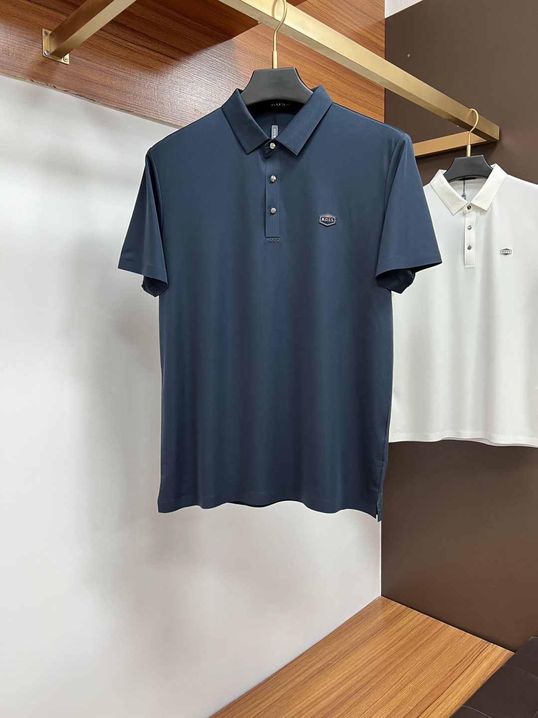 NO:426791,The classic Polo collar design of BOSS 2025 spring and summer, paired with simple single-breasted lines, neat and smooth lines, cleverly modifying the neck lines, showing elegant and gentlemanly style. The exquisite brand logo on the left chest adopts traceless pressing process, delicate and flat, and reveals luxurious texture in low-key, showing the brand's ingenuity and quality pursuit in the subtleties. Selected high-quality fabrics, soft and smooth, with good breathability, and comfortable and comfortable wearing. Whether it is to wear casual trousers to show professionalism and ability; or to combine with jeans to create a daily look to create a relaxed and comfortable atmosphere, it can be perfectly adapted. ZJ helps you interpret diverse styles with a calm attitude and show your unique taste. Size M-4XL, jeans, alexander wang19860909BOSS 2025春夏经典的Polo领设计,搭配简洁的单排扣,线条利落流畅,巧妙修饰颈部线条,彰显优雅绅士格调.左胸处精致的品牌标识,采用无痕压胶工艺,细腻而平整,低调间流露奢华质感,于细微之处展现品牌匠心与品质追求. 精选优质面料,触感柔软顺滑,透气性佳,穿着舒适自在.无论是搭配休闲西裤出席商务场合,展现专业干练；还是与牛仔裤组合打造日常造型,营造轻松惬意氛围,它都能完美适配,ZJ助你以从容姿态诠释多样风格,尽显独特品味. 尺码M-4XL,,jeans,alexander wang,Men's clothing