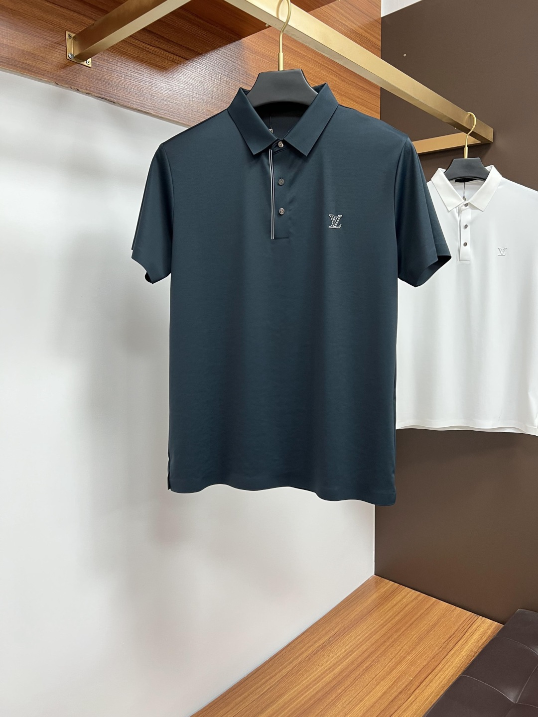 NO:423730,LV 2025 spring and summer classic Polo collar design, paired with simple single-breasted lines, neat and smooth lines, cleverly modifying the neck lines, showing elegant and gentlemanly style. The exquisite brand logo on the left chest adopts traceless pressing process, delicate and flat, low-key reveals luxurious texture, showing the brand's ingenuity and quality pursuit in the subtleties. Selected high-quality fabrics, soft and smooth, breathable, and comfortable and comfortable to wear. Whether it is to wear casual trousers to show professionalism and ability; or to combine them with jeans to create a daily look to create a relaxed and comfortable atmosphere, it can be perfectly adapted. ZJ helps you interpret diverse styles with a calm attitude and show your unique taste. Size M-4XL,,louis vuitton, jeans,alexander wang19860909LV 2025春夏经典的Polo领设计,搭配简洁的单排扣,线条利落流畅,巧妙修饰颈部线条,彰显优雅绅士格调.左胸处精致的品牌标识,采用无痕压胶工艺,细腻而平整,低调间流露奢华质感,于细微之处展现品牌匠心与品质追求. 精选优质面料,触感柔软顺滑,透气性佳,穿着舒适自在.无论是搭配休闲西裤出席商务场合,展现专业干练；还是与牛仔裤组合打造日常造型,营造轻松惬意氛围,它都能完美适配,ZJ助你以从容姿态诠释多样风格,尽显独特品味. 尺码M-4XL,,louis vuitton,jeans,alexander wang,Men's clothing