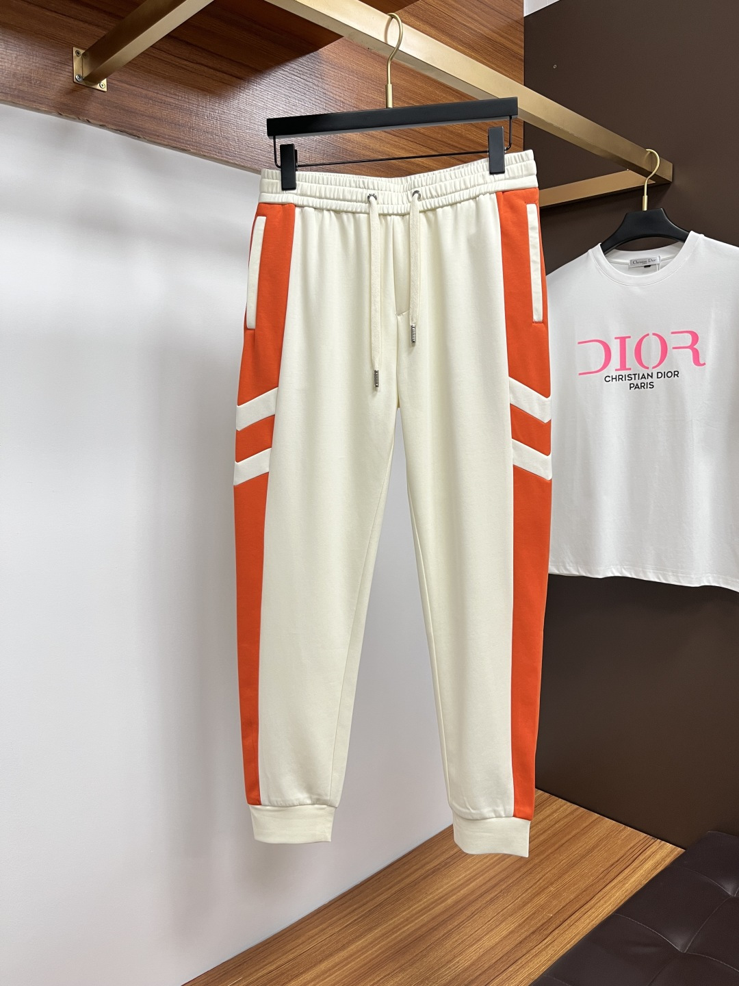 NO:161370,Dior 2025ss summer counter new products are on the market simultaneously. The original customized high-quality fashionable casual pants are super versatile. Exclusively customized - imported high-end cotton fabric, delicate and soft, close and comfortable, and super stylish on the upper body! The latest hardware and accessories of the original custom counter. Super beautiful style, long legs on the upper body, impeccable inner and lined, you can attend any occasion. L40 once again emphasizes that the fabric is very, very classy! Number of codes 29-38, dior,alexander wang19860909迪奥 2025ss夏季专柜新品同步上市.原单订制高品质时尚休闲裤.超级百搭款.独家定制-进口高端绵面料,手感细腻柔软,贴身舒适,上身超有型！原版定制专柜最新五金辅料.超靓版型、上身显腿修长,內里,走线都无可挑剔,任何场合都可出席,L40 再次强调面料非常非常显档次！码数29-38,,dior,alexander wang,Men's clothing