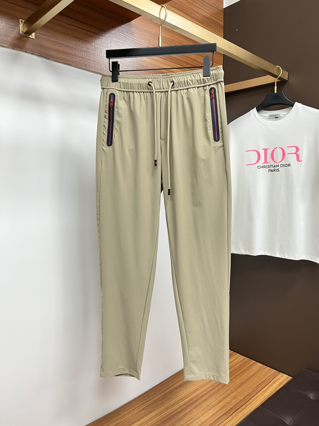 NO:161372,The new products of the 2025ss summer counter are launched simultaneously. The original customized high-quality fashionable casual pants are super versatile. Exclusively customized - imported high-end cotton fabric, delicate and soft, close and comfortable, and the upper body is super stylish! The latest hardware and accessories of the original custom counter. Super beautiful style, long legs on the upper body, impeccable inner and lined, you can attend any occasion. L40 once again emphasizes that the fabric is very, very classy! Number of codes 29-38, Moncler, alexander wang19860909蒙口 2025ss夏季专柜新品同步上市.原单订制高品质时尚休闲裤.超级百搭款.独家定制-进口高端绵面料,手感细腻柔软,贴身舒适,上身超有型！原版定制专柜最新五金辅料.超靓版型、上身显腿修长,內里,走线都无可挑剔,任何场合都可出席,L40 再次强调面料非常非常显档次！码数29-38,,Moncler,alexander wang,Men's clothing