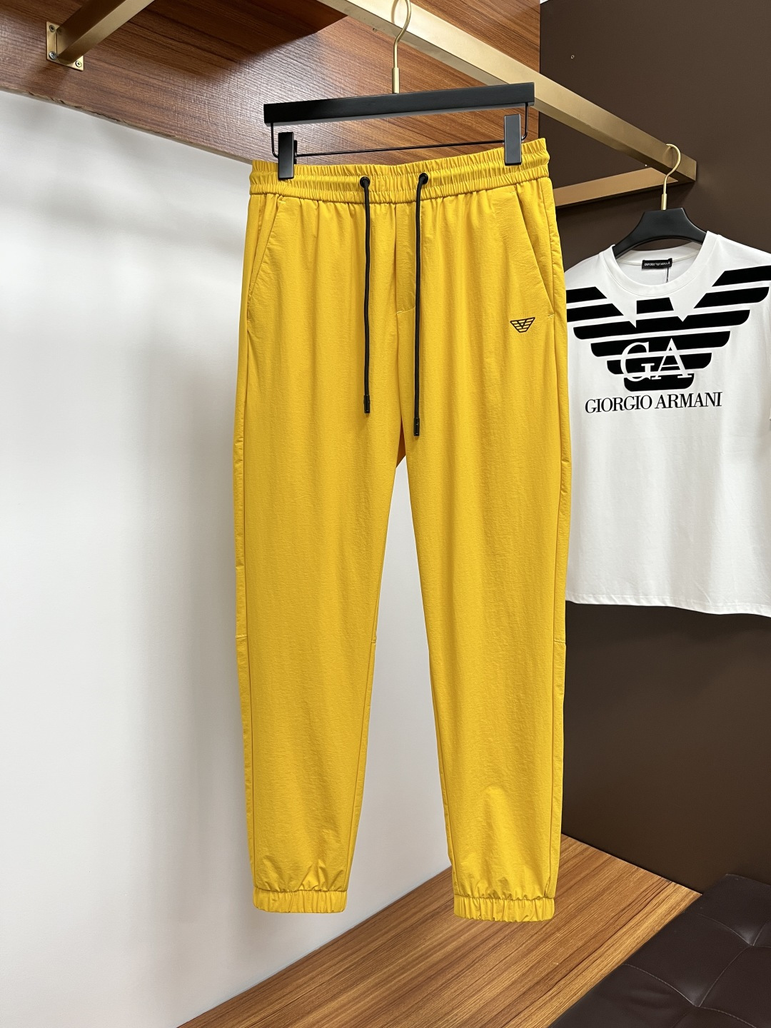 NO:161374,Armani's 2025ss summer counter new products are on the market simultaneously. The original customized high-quality fashionable casual pants are super versatile. Exclusively customized - imported high-end cotton fabric, delicate and soft, close and comfortable, and super stylish on the upper body! The latest hardware and accessories of the original custom counter. Super beautiful style, long legs on the upper body, impeccable inner and lined, you can attend any occasion. L40 once again emphasizes that the fabric is very, very classy! Number of codes 29-38, Armani,alexander wang19860909阿玛尼 2025ss夏季专柜新品同步上市.原单订制高品质时尚休闲裤.超级百搭款.独家定制-进口高端绵面料,手感细腻柔软,贴身舒适,上身超有型！原版定制专柜最新五金辅料.超靓版型、上身显腿修长,內里,走线都无可挑剔,任何场合都可出席,L40 再次强调面料非常非常显档次！码数29-38,,armani,alexander wang,Men's clothing