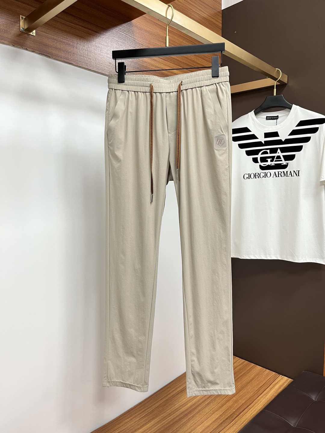 NO:161376,The new products of the 2025ss summer counter of the Zenia 2025ss summer counter are on the market simultaneously. The original customized high-quality fashionable casual pants are super versatile. Exclusively customized-imported high-end cotton fabric, delicate and soft, close and comfortable, and the upper body is super stylish! The latest hardware and accessories of the original custom counter. Super beautiful style, long legs on the upper body, impeccable inner and lined, you can attend any occasion. L40 once again emphasizes that the fabric is very, very classy! 29-38, zegna,alexander wang19860909杰尼亚 2025ss夏季专柜新品同步上市.原单订制高品质时尚休闲裤.超级百搭款.独家定制-进口高端绵面料,手感细腻柔软,贴身舒适,上身超有型！原版定制专柜最新五金辅料.超靓版型、上身显腿修长,內里,走线都无可挑剔,任何场合都可出席,L40 再次强调面料非常非常显档次！码数29-38,,zegna,alexander wang,Men's clothing