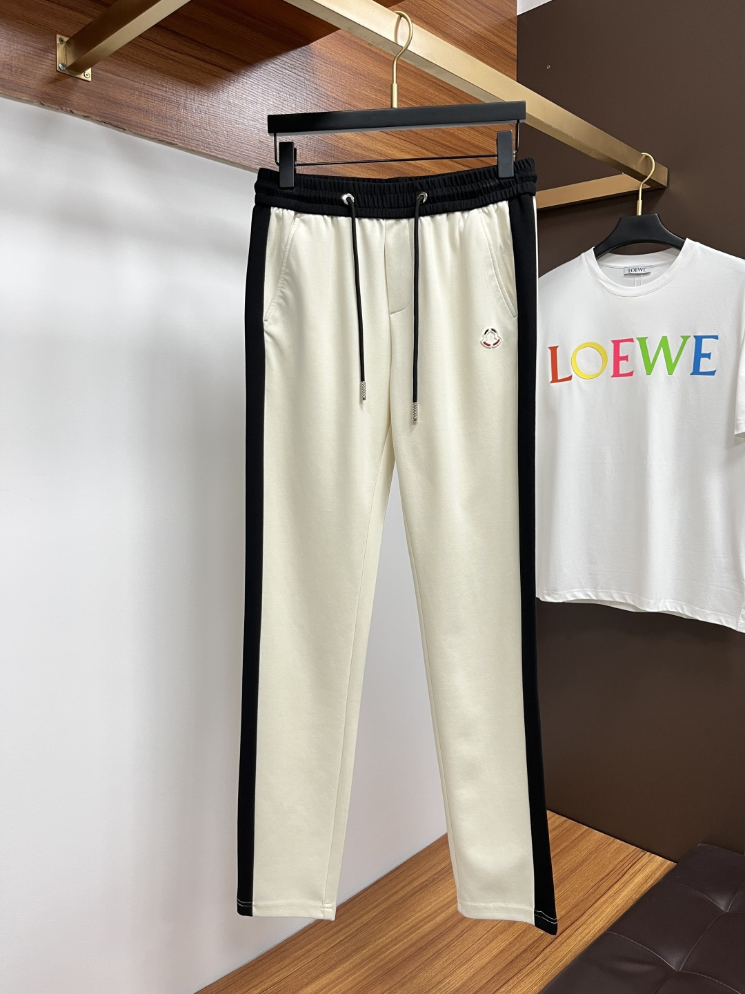 NO:161378,The new products of the 2025ss summer counter are launched simultaneously. The original customized high-quality fashionable casual pants are super versatile. Exclusively customized - imported high-end cotton fabric, delicate and soft, close and comfortable, and the upper body is super stylish! The latest hardware and accessories of the original custom counter. Super beautiful style, long legs on the upper body, impeccable inner and lined, you can attend any occasion. L40 once again emphasizes that the fabric is very, very classy! Number of codes 29-38, Moncler, alexander wang19860909蒙口 2025ss夏季专柜新品同步上市.原单订制高品质时尚休闲裤.超级百搭款.独家定制-进口高端绵面料,手感细腻柔软,贴身舒适,上身超有型！原版定制专柜最新五金辅料.超靓版型、上身显腿修长,內里,走线都无可挑剔,任何场合都可出席,L40 再次强调面料非常非常显档次！码数29-38,,Moncler,alexander wang,Men's clothing