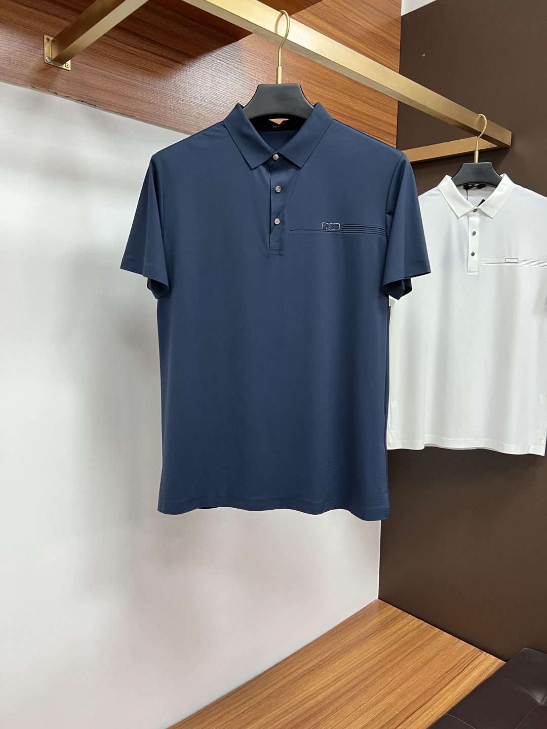 NO:161380,The classic Polo collar design of BOSS 2025 summer is matched with simple single-breasted lines, neat and smooth lines, cleverly modifying the neck lines, showing elegant and gentlemanly style. The exquisite brand logo on the left chest adopts traceless pressing process, delicate and flat, and low-key reveals luxurious texture, showing the brand's ingenuity and quality pursuit in the subtleties. Selected high-quality fabrics, soft and smooth, breathable, and comfortable and comfortable to wear. Whether it is to wear casual trousers to show professionalism and ability; or to combine it with jeans to create a daily look to create a relaxed and comfortable atmosphere, it can be perfectly adapted. ZJ helps you interpret diverse styles with a calm attitude and show your unique taste. Size M-4XL, jeans, alexander wang19860909BOSS 2025夏季经典的Polo领设计,搭配简洁的单排扣,线条利落流畅,巧妙修饰颈部线条,彰显优雅绅士格调.左胸处精致的品牌标识,采用无痕压胶工艺,细腻而平整,低调间流露奢华质感,于细微之处展现品牌匠心与品质追求. 精选优质面料,触感柔软顺滑,透气性佳,穿着舒适自在.无论是搭配休闲西裤出席商务场合,展现专业干练；还是与牛仔裤组合打造日常造型,营造轻松惬意氛围,它都能完美适配,ZJ助你以从容姿态诠释多样风格,尽显独特品味. 尺码M-4XL,,jeans,alexander wang,Men's clothing