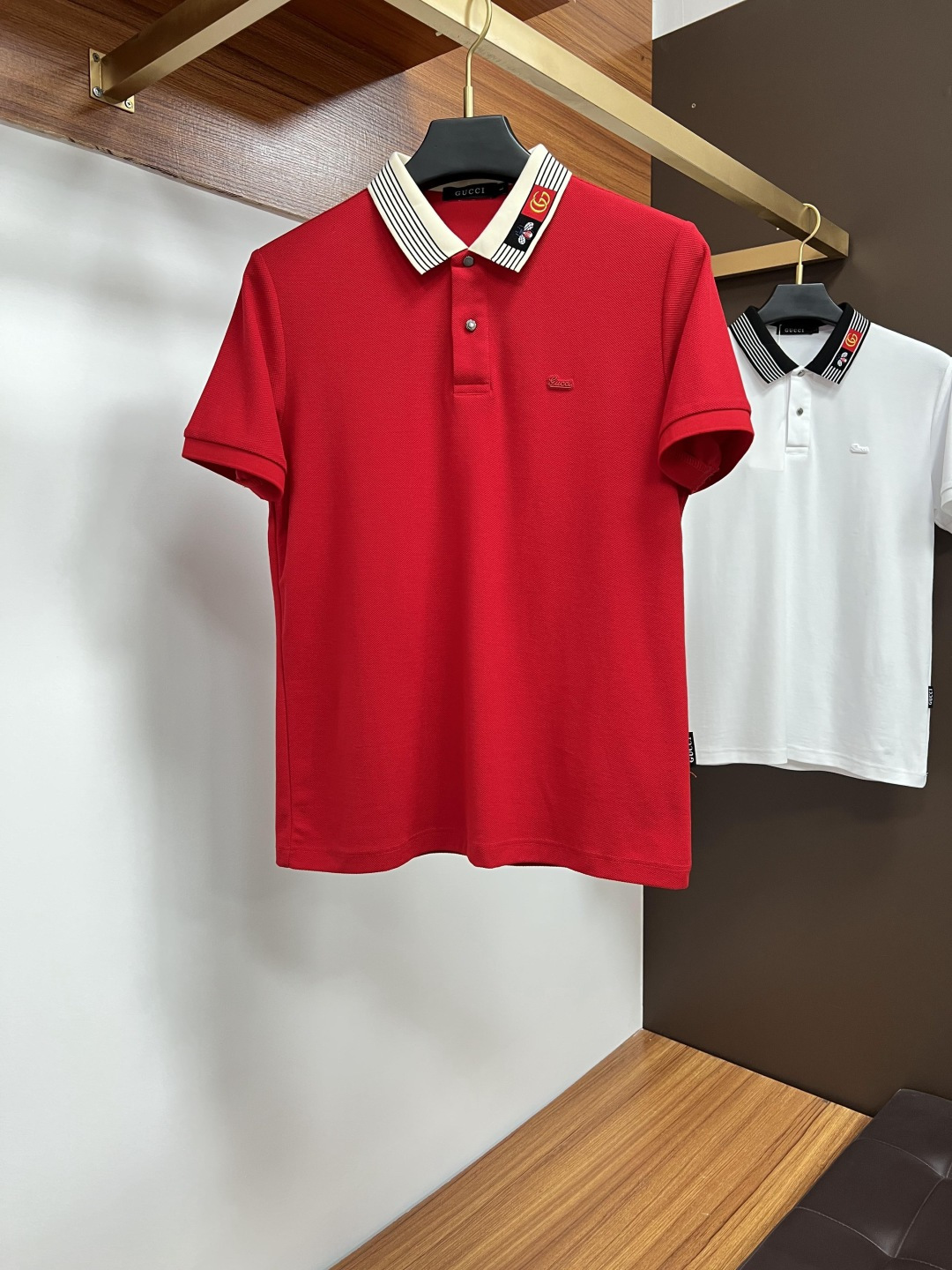 NO:423707,Guqi 2025 summer classic Polo collar design, paired with simple single-breasted lines, neat and smooth lines, cleverly modifying the neck lines, showing elegant and gentlemanly style. The exquisite brand logo on the left chest adopts traceless pressing process, delicate and flat, low-key, and luxurious texture, showing the brand's ingenuity and quality pursuit in the subtleties. Selected high-quality fabrics, soft and smooth, breathable, and comfortable and comfortable to wear. Whether it is to wear casual trousers to show professionalism and ability; or to combine with jeans to create a daily look to create a relaxed and comfortable atmosphere, it can be perfectly adapted. ZJ helps you interpret diverse styles with a calm attitude and show your unique taste. Size M-4XL, jeans, alexander wang19860909古奇 2025夏季经典的Polo领设计,搭配简洁的单排扣,线条利落流畅,巧妙修饰颈部线条,彰显优雅绅士格调.左胸处精致的品牌标识,采用无痕压胶工艺,细腻而平整,低调间流露奢华质感,于细微之处展现品牌匠心与品质追求. 精选优质面料,触感柔软顺滑,透气性佳,穿着舒适自在.无论是搭配休闲西裤出席商务场合,展现专业干练；还是与牛仔裤组合打造日常造型,营造轻松惬意氛围,它都能完美适配,ZJ助你以从容姿态诠释多样风格,尽显独特品味. 尺码M-4XL,,jeans,alexander wang,Men's clothing