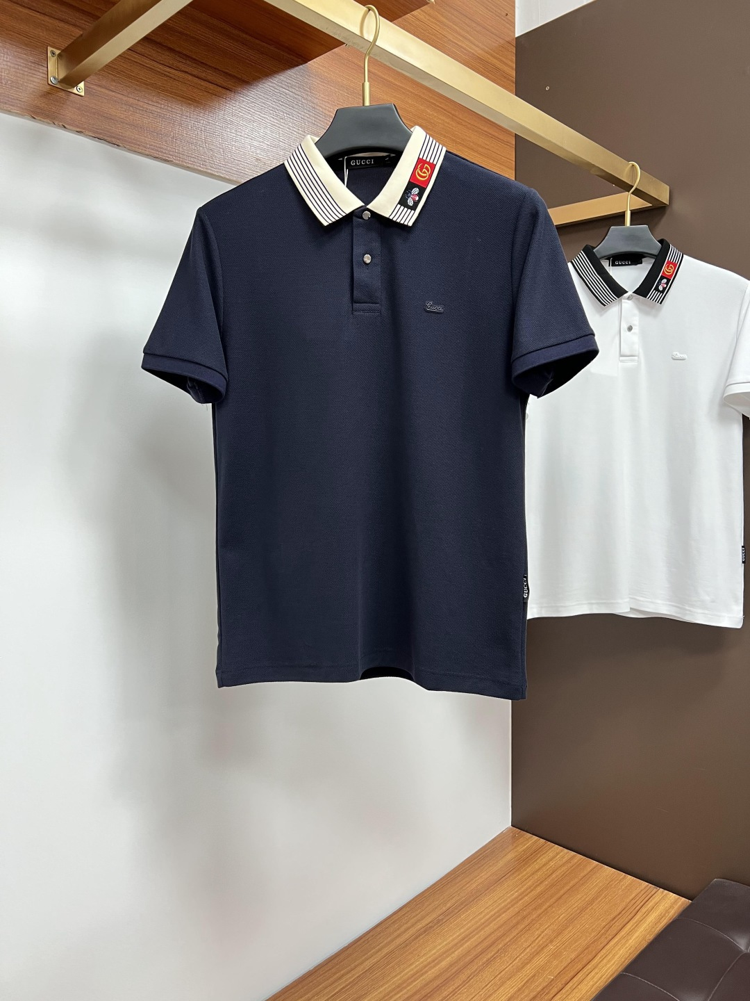 NO:161382,Guqi 2025 summer classic Polo collar design, paired with simple single-breasted lines, neat and smooth lines, cleverly modifying the neck lines, showing elegant and gentlemanly style. The exquisite brand logo on the left chest adopts traceless pressing process, delicate and flat, low-key, and luxurious texture, showing the brand's ingenuity and quality pursuit in the subtleties. Selected high-quality fabrics, soft and smooth, breathable, and comfortable and comfortable to wear. Whether it is to wear casual trousers to show professionalism and ability; or to combine with jeans to create a daily look to create a relaxed and comfortable atmosphere, it can be perfectly adapted. ZJ helps you interpret diverse styles with a calm attitude and show your unique taste. Size M-4XL, jeans, alexander wang19860909古奇 2025夏季经典的Polo领设计,搭配简洁的单排扣,线条利落流畅,巧妙修饰颈部线条,彰显优雅绅士格调.左胸处精致的品牌标识,采用无痕压胶工艺,细腻而平整,低调间流露奢华质感,于细微之处展现品牌匠心与品质追求. 精选优质面料,触感柔软顺滑,透气性佳,穿着舒适自在.无论是搭配休闲西裤出席商务场合,展现专业干练；还是与牛仔裤组合打造日常造型,营造轻松惬意氛围,它都能完美适配,ZJ助你以从容姿态诠释多样风格,尽显独特品味. 尺码M-4XL,,jeans,alexander wang,Men's clothing