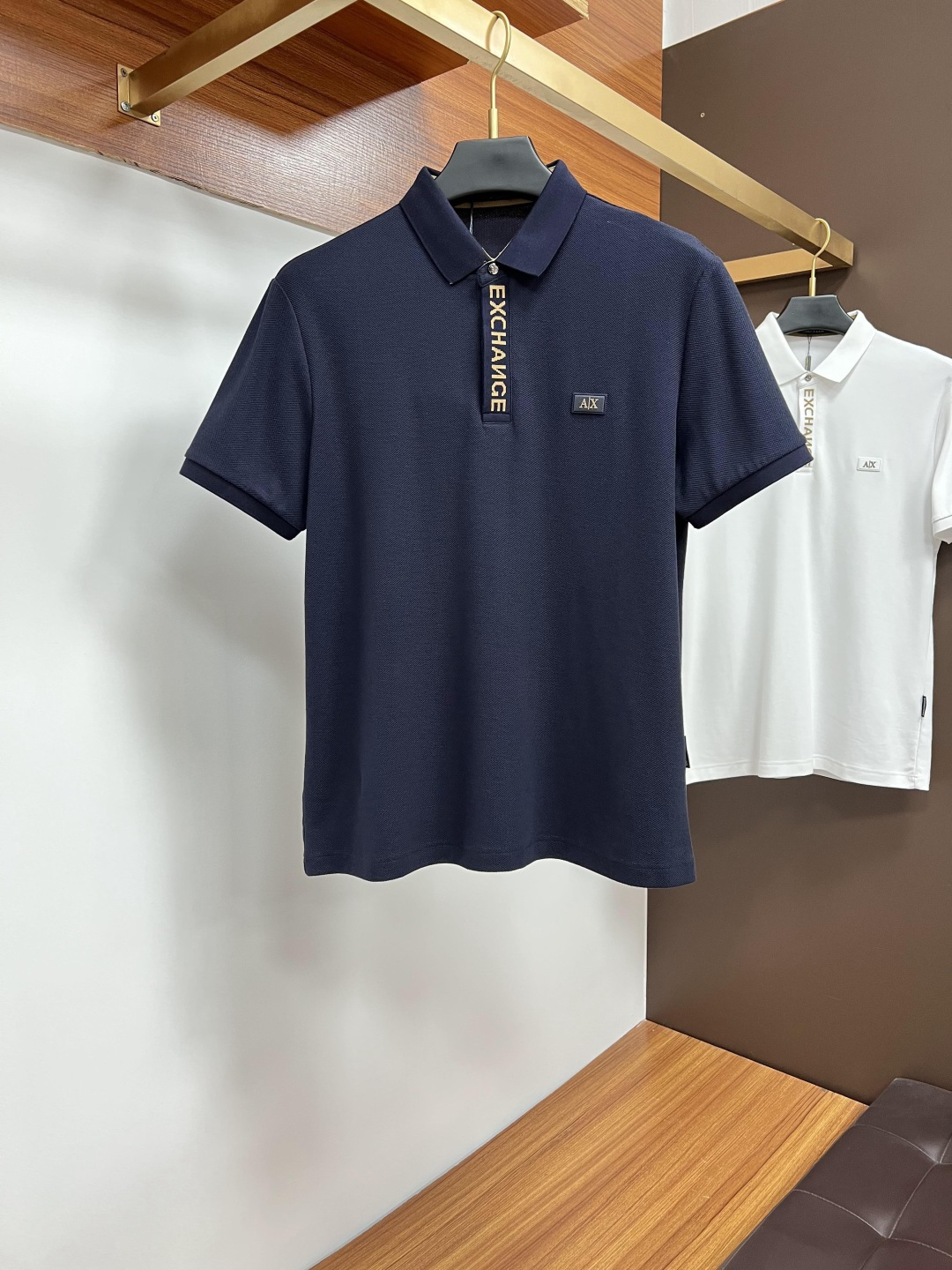 NO:423698,Armani summer classic Polo collar design, paired with simple single-breasted, neat and smooth lines, cleverly modifying the neck lines, showing elegant and gentlemanly style. The exquisite brand logo on the left chest adopts traceless pressing process, delicate and flat, low-key, and shows the luxury texture, showing the brand's craftsmanship and quality pursuit in the subtleties. Selected high-quality fabrics, soft and smooth, breathable, and comfortable and comfortable to wear. Whether it is to wear casual trousers to show professionalism and ability; or to combine with jeans to create a daily look to create a relaxed and comfortable atmosphere, it can be perfectly adapted. ZJ helps you interpret diverse styles with a calm attitude and show your unique taste. Size M-4XL,,armani,jeans,alexander wang19860909阿玛尼 2025夏季经典的Polo领设计,搭配简洁的单排扣,线条利落流畅,巧妙修饰颈部线条,彰显优雅绅士格调.左胸处精致的品牌标识,采用无痕压胶工艺,细腻而平整,低调间流露奢华质感,于细微之处展现品牌匠心与品质追求. 精选优质面料,触感柔软顺滑,透气性佳,穿着舒适自在.无论是搭配休闲西裤出席商务场合,展现专业干练；还是与牛仔裤组合打造日常造型,营造轻松惬意氛围,它都能完美适配,ZJ助你以从容姿态诠释多样风格,尽显独特品味. 尺码M-4XL,,armani,jeans,alexander wang,Men's clothing