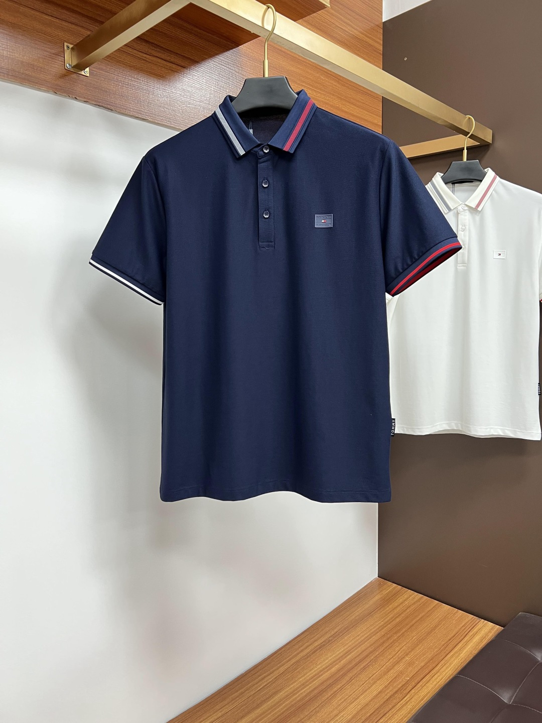 NO:430970,Tommy's classic Polo collar design in summer 2025 is matched with simple single-breasted lines, neat and smooth lines, cleverly modifying the neck lines, showing elegant and gentlemanly style. The exquisite brand logo on the left chest adopts traceless pressing process, delicate and flat, and reveals luxurious texture in low-key, showing the brand's ingenuity and quality pursuit in the subtleties. Selected high-quality fabrics, soft and smooth touch, good breathability, and comfortable and comfortable to wear. Whether it is to wear casual trousers to show professionalism and ability; or to combine it with jeans to create a daily look to create a relaxed and comfortable atmosphere, it can be perfectly adapted. ZJ helps you interpret diverse styles with a calm attitude and show your unique taste. Size M-4XL, jeans, alexander wang19860909汤米 2025夏季经典的Polo领设计,搭配简洁的单排扣,线条利落流畅,巧妙修饰颈部线条,彰显优雅绅士格调.左胸处精致的品牌标识,采用无痕压胶工艺,细腻而平整,低调间流露奢华质感,于细微之处展现品牌匠心与品质追求. 精选优质面料,触感柔软顺滑,透气性佳,穿着舒适自在.无论是搭配休闲西裤出席商务场合,展现专业干练；还是与牛仔裤组合打造日常造型,营造轻松惬意氛围,它都能完美适配,ZJ助你以从容姿态诠释多样风格,尽显独特品味. 尺码M-4XL,,jeans,alexander wang,Men's clothing