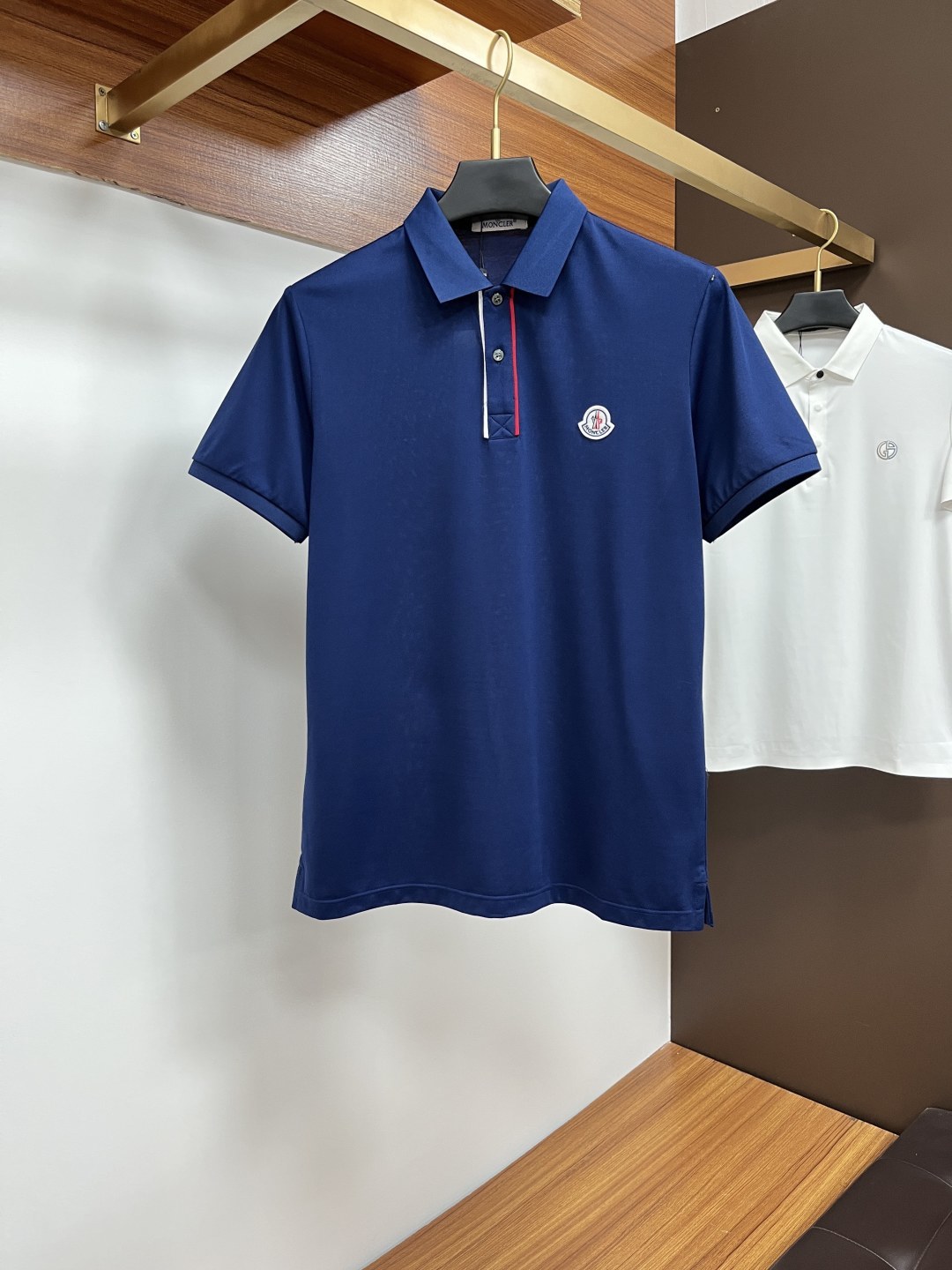 NO:161388,The classic Polo collar design of the 2025 summer, paired with simple single-breasted lines, neat and smooth lines, cleverly modifying the neck lines, showing elegant and gentlemanly style. The exquisite brand logo on the left chest adopts traceless pressing process, delicate and flat, and reveals luxurious texture in low-key, showing the brand's ingenuity and quality pursuit in the subtleties. Selected high-quality fabrics, soft and smooth, with good breathability, and comfortable and comfortable wearing. Whether it is to wear casual trousers to show professionalism and ability; or to combine them with jeans to create a daily look to create a relaxed and comfortable atmosphere, it can be perfectly adapted. ZJ helps you interpret diverse styles with a calm attitude and show your unique taste. Size M-4XL, Moncler, jeans, alexander wang19860909蒙口 2025夏季经典的Polo领设计,搭配简洁的单排扣,线条利落流畅,巧妙修饰颈部线条,彰显优雅绅士格调.左胸处精致的品牌标识,采用无痕压胶工艺,细腻而平整,低调间流露奢华质感,于细微之处展现品牌匠心与品质追求. 精选优质面料,触感柔软顺滑,透气性佳,穿着舒适自在.无论是搭配休闲西裤出席商务场合,展现专业干练；还是与牛仔裤组合打造日常造型,营造轻松惬意氛围,它都能完美适配,ZJ助你以从容姿态诠释多样风格,尽显独特品味. 尺码M-4XL,,Moncler,jeans,alexander wang,Men's clothing