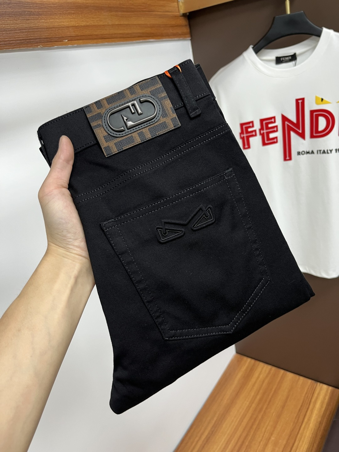 NO:439355,Fendi's 2025ss summer counter new products are on the market simultaneously. The original customized high-quality fashionable casual pants are super versatile. Exclusively customized - imported high-end cotton fabric, delicate and soft, close and comfortable, and super stylish on the upper body! The latest hardware and accessories of the original custom counter. Super beautiful style, long legs on the upper body, impeccable inner and lined, you can attend any occasion. L40 once again emphasizes that the fabric is very, very classy! Number of codes 29-38, fendi,alexander wang19860909芬迪 2025ss夏季专柜新品同步上市.原单订制高品质时尚休闲裤.超级百搭款.独家定制-进口高端绵面料,手感细腻柔软,贴身舒适,上身超有型！原版定制专柜最新五金辅料.超靓版型、上身显腿修长,內里,走线都无可挑剔,任何场合都可出席,L40 再次强调面料非常非常显档次！码数29-38,,fendi,alexander wang,Men's clothing