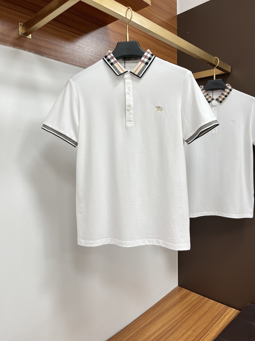 NO:162897,Burberry Spring and Summer 2025 Classic Polo collar design, paired with simple single-breasted lines, neat and smooth lines, cleverly modifying the neck lines, showing elegant and gentlemanly style. The exquisite brand logo on the left chest adopts traceless pressing process, delicate and flat, low-key, and luxurious texture, showing the brand's ingenuity and quality pursuit in the subtleties. Selected high-quality fabrics, soft and smooth, breathable, and comfortable and comfortable to wear. Whether it is to wear casual trousers to show professionalism and ability; or to combine them with jeans to create a daily look to create a relaxed and comfortable atmosphere, it can be perfectly adapted to help you interpret diverse styles with a calm attitude and show your unique taste. Size M-4XL, burberry, jeans, alexander wang19860909巴宝莉 2025春夏 经典的Polo领设计,搭配简洁的单排扣,线条利落流畅,巧妙修饰颈部线条,彰显优雅绅士格调.左胸处精致的品牌标识,采用无痕压胶工艺,细腻而平整,低调间流露奢华质感,于细微之处展现品牌匠心与品质追求. 精选优质面料,触感柔软顺滑,透气性佳,穿着舒适自在.无论是搭配休闲西裤出席商务场合,展现专业干练；还是与牛仔裤组合打造日常造型,营造轻松惬意氛围,它都能完美适配,助你以从容姿态诠释多样风格,尽显独特品味. 尺码M-4XL,,burberry,jeans,alexander wang,Men's clothing