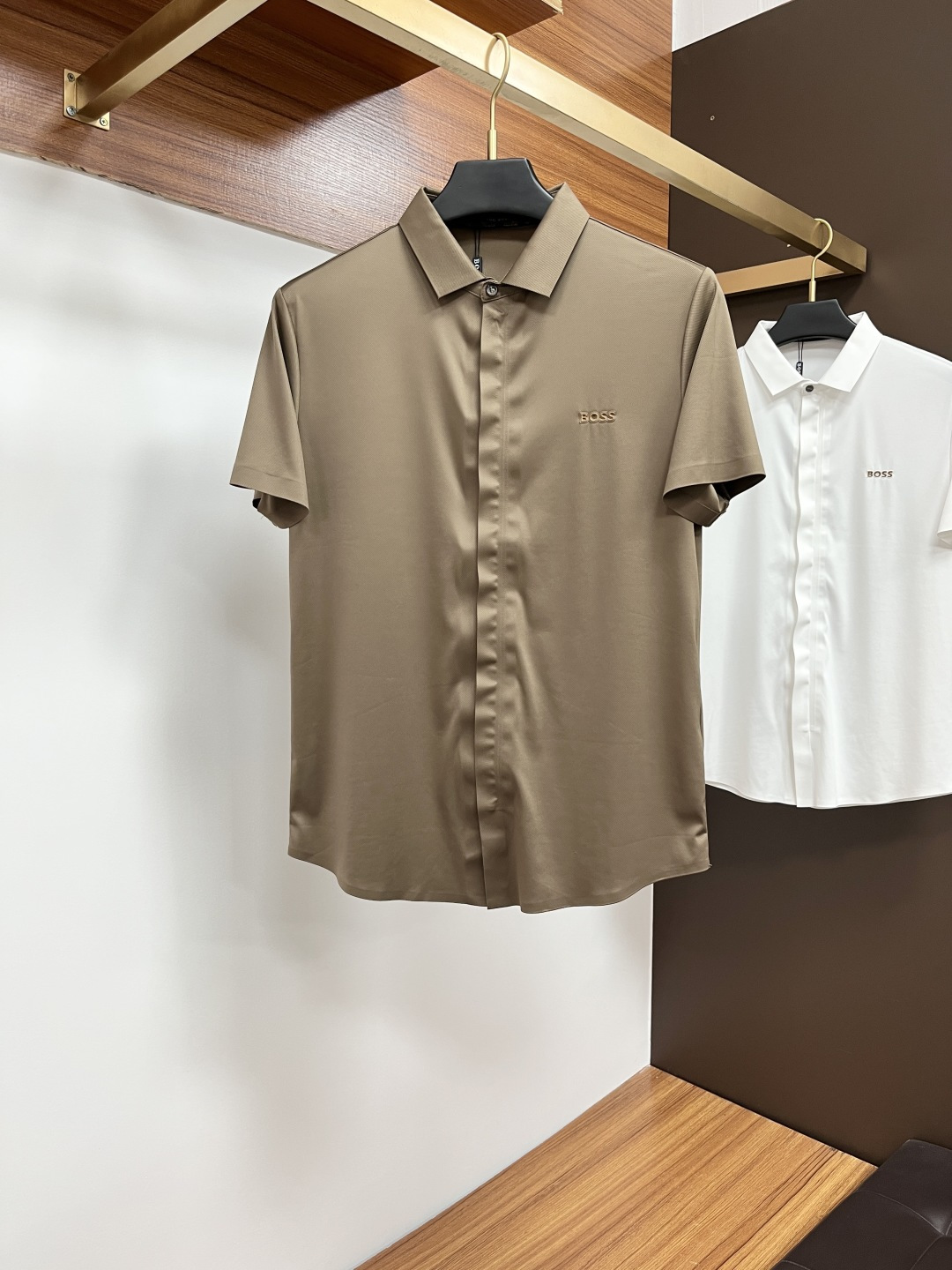 NO:413206,Boss Spring and Summer 2025 Classic Polo collar design, paired with simple single-breasted lines, neat and smooth lines, cleverly modifying the neck lines, showing elegant and gentlemanly style. The exquisite brand logo on the left chest adopts traceless pressing process, delicate and flat, low-key, and luxurious texture, showing the brand's ingenuity and quality pursuit in the subtleties. Selected high-quality fabrics, soft and smooth, breathable, and comfortable and comfortable to wear. Whether it is to wear casual trousers to show professionalism and ability; or to combine with jeans to create a daily look to create a relaxed and comfortable atmosphere, it can be perfectly adapted to help you interpret diverse styles with a calm attitude and show your unique taste. Size M-4XL, jeans, alexander wang19860909Boss 2025春夏 经典的Polo领设计,搭配简洁的单排扣,线条利落流畅,巧妙修饰颈部线条,彰显优雅绅士格调.左胸处精致的品牌标识,采用无痕压胶工艺,细腻而平整,低调间流露奢华质感,于细微之处展现品牌匠心与品质追求. 精选优质面料,触感柔软顺滑,透气性佳,穿着舒适自在.无论是搭配休闲西裤出席商务场合,展现专业干练；还是与牛仔裤组合打造日常造型,营造轻松惬意氛围,它都能完美适配,助你以从容姿态诠释多样风格,尽显独特品味. 尺码M-4XL,,jeans,alexander wang,Men's clothing