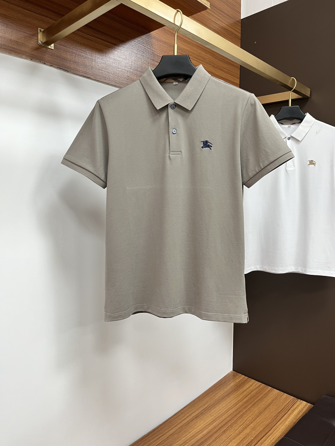 NO:162901,Burberry Spring and Summer 2025 Classic Polo collar design, paired with simple single-breasted lines, neat and smooth lines, cleverly modifying the neck lines, showing elegant and gentlemanly style. The exquisite brand logo on the left chest adopts traceless pressing process, delicate and flat, low-key, and luxurious texture, showing the brand's ingenuity and quality pursuit in the subtleties. Selected high-quality fabrics, soft and smooth, breathable, and comfortable and comfortable to wear. Whether it is to wear casual trousers to show professionalism and ability; or to combine them with jeans to create a daily look to create a relaxed and comfortable atmosphere, it can be perfectly adapted to help you interpret diverse styles with a calm attitude and show your unique taste. Size M-4XL, burberry, jeans, alexander wang19860909巴宝莉 2025春夏 经典的Polo领设计,搭配简洁的单排扣,线条利落流畅,巧妙修饰颈部线条,彰显优雅绅士格调.左胸处精致的品牌标识,采用无痕压胶工艺,细腻而平整,低调间流露奢华质感,于细微之处展现品牌匠心与品质追求. 精选优质面料,触感柔软顺滑,透气性佳,穿着舒适自在.无论是搭配休闲西裤出席商务场合,展现专业干练；还是与牛仔裤组合打造日常造型,营造轻松惬意氛围,它都能完美适配,助你以从容姿态诠释多样风格,尽显独特品味. 尺码M-4XL,,burberry,jeans,alexander wang,Men's clothing