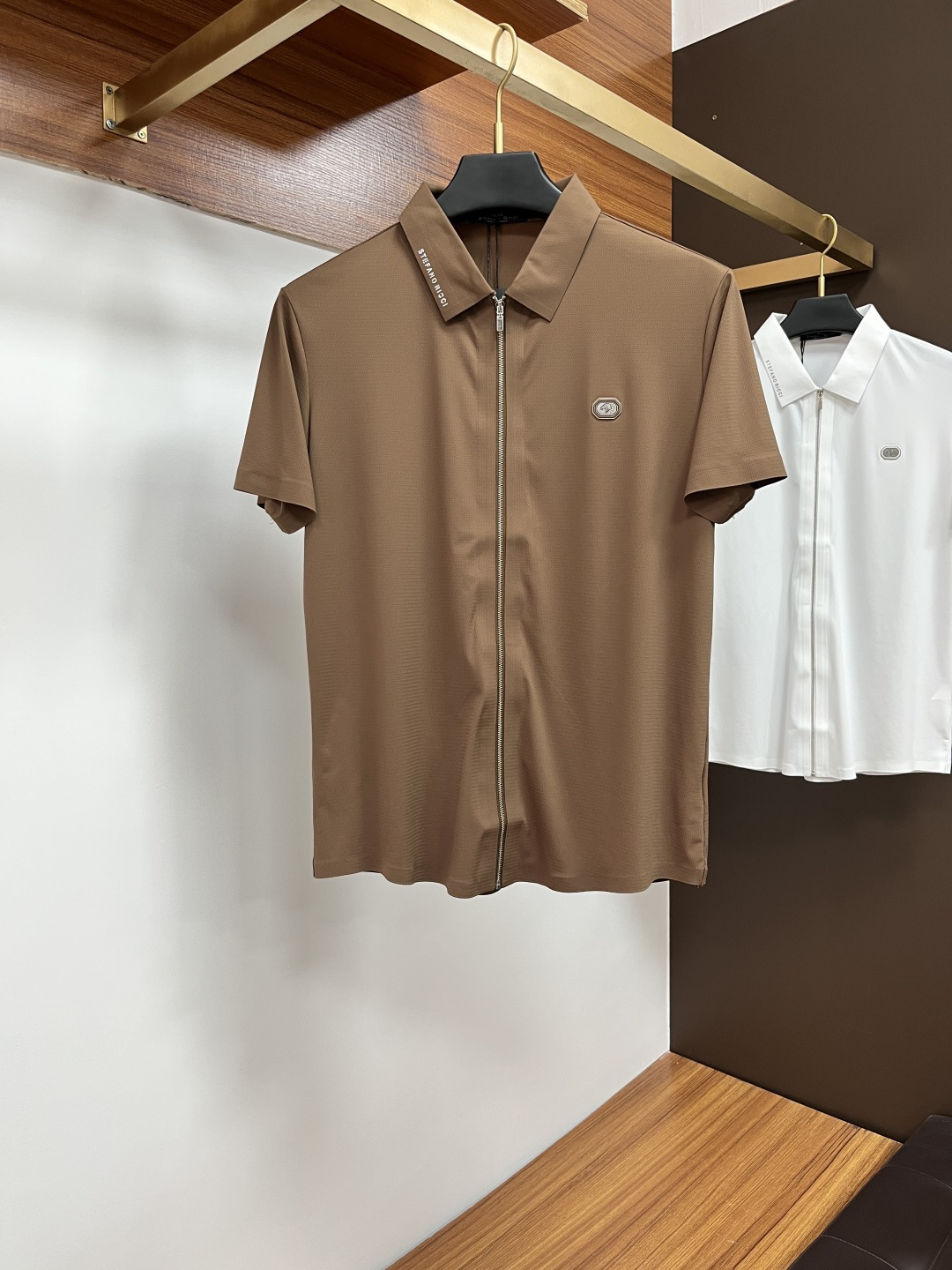 NO:162903,Stephen Spring and Summer 2025 Classic Polo collar design, paired with simple single-breasted lines, neat and smooth lines, cleverly modifying the neck lines, showing elegant and gentlemanly style. The exquisite brand logo on the left chest adopts traceless pressing process, delicate and flat, low-key, and luxurious texture, showing the brand's ingenuity and quality pursuit in the subtleties. Selected high-quality fabrics, soft and smooth, breathable, and comfortable and comfortable to wear. Whether it is to wear casual trousers to show professionalism and ability; or to combine with jeans to create a daily look to create a relaxed and comfortable atmosphere, it can be perfectly adapted to help you interpret diverse styles with a calm attitude and show your unique taste. Size M-4XL, jeans, alexander wang19860909史蒂芬 2025春夏 经典的Polo领设计,搭配简洁的单排扣,线条利落流畅,巧妙修饰颈部线条,彰显优雅绅士格调.左胸处精致的品牌标识,采用无痕压胶工艺,细腻而平整,低调间流露奢华质感,于细微之处展现品牌匠心与品质追求. 精选优质面料,触感柔软顺滑,透气性佳,穿着舒适自在.无论是搭配休闲西裤出席商务场合,展现专业干练；还是与牛仔裤组合打造日常造型,营造轻松惬意氛围,它都能完美适配,助你以从容姿态诠释多样风格,尽显独特品味. 尺码M-4XL,,jeans,alexander wang,Men's clothing