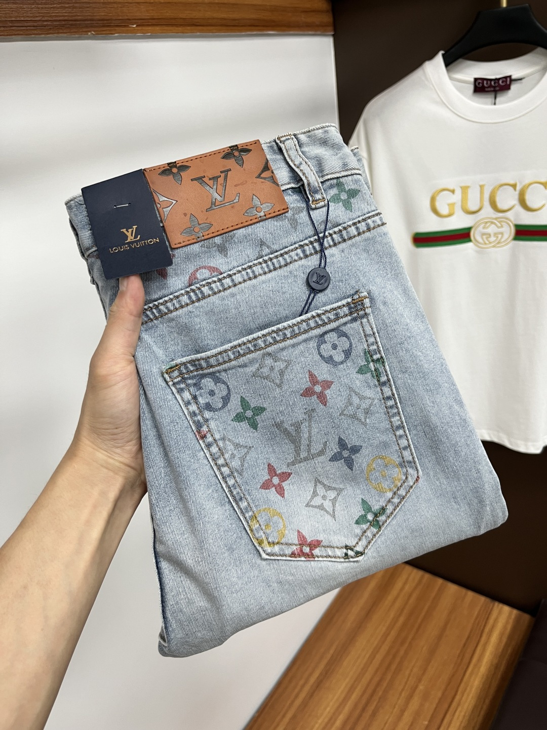 NO:426770,LV official website counter is available simultaneously, original singles, super stylish jeans, customized original washing denim fabric, unique design, top-grade printing craft letter pattern logo, original hardware and auxiliary decoration, extremely superior jeans, XZ materials and craftsmanship are extremely luxurious and exquisite, extremely high-end, handsome and stylish, recommended, digits 29-36, no 35, louis vuitton, jeans, alexander wang19860909LV 官网专柜同步有售,原单狠货,超级有范儿的一款牛仔裤,定制原版水洗牛仔面料,独特设计,顶级印花工艺字母图案logo,原版五金辅料装饰,极为翘楚的一款牛仔裤,XZ用料与工艺都极致奢华精湛,档次极高,上身帅气有型,推荐,码数29-36,没35,,louis vuitton,jeans,alexander wang,Men's clothing