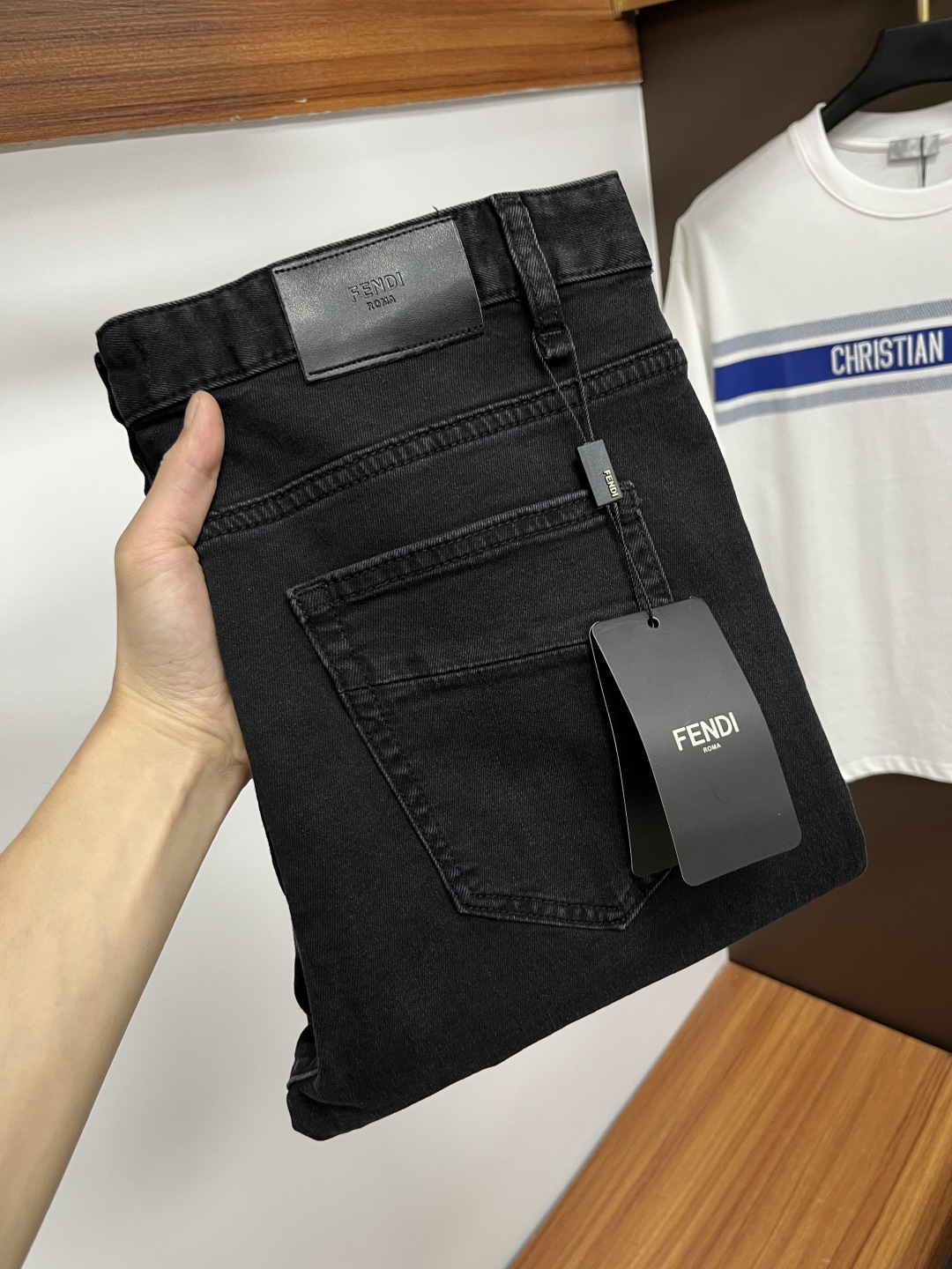 NO:426766,Fendi's official counter is available at the same time, original singles are ruthless, super stylish jeans, customized original washing denim fabric, unique design, top-grade printing craft letter pattern logo, original hardware and auxiliary decoration, extremely superior jeans, XZ materials and craftsmanship are extremely luxurious and exquisite, extremely high-end, handsome and stylish, recommended, digits 29-36, no 35, fendi, jeans, alexander wang19860909芬迪 官网专柜同步有售,原单狠货,超级有范儿的一款牛仔裤,定制原版水洗牛仔面料,独特设计,顶级印花工艺字母图案logo,原版五金辅料装饰,极为翘楚的一款牛仔裤,XZ用料与工艺都极致奢华精湛,档次极高,上身帅气有型,推荐,码数29-36,没35,,fendi,jeans,alexander wang,Men's clothing