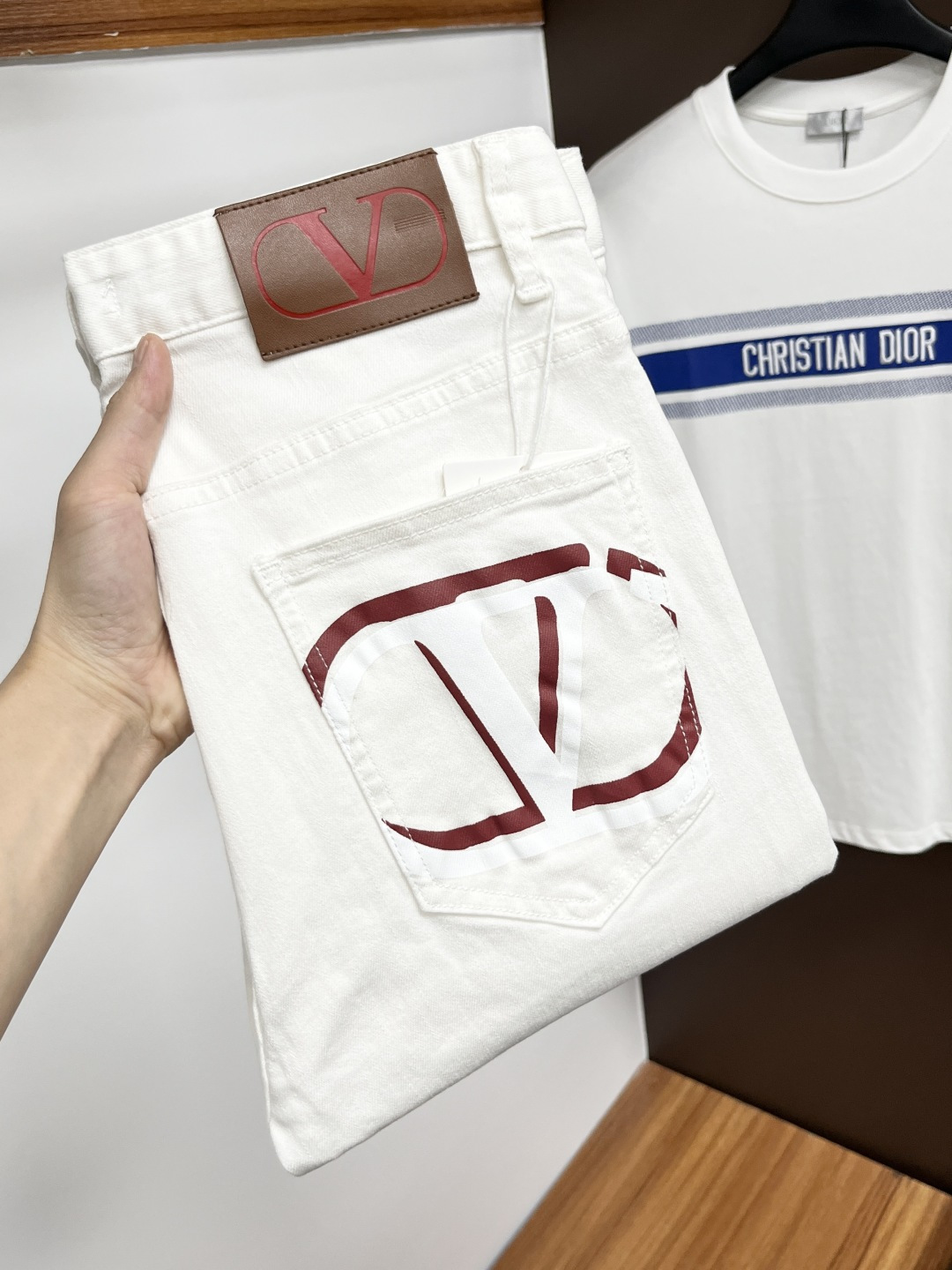 NO:426762,Valentino official website counter is available at the same time, original singles are ruthless, super stylish jeans, customized original washing denim fabric, unique design, top-grade printing craft letter pattern logo, original hardware and auxiliary decoration, extremely superior jeans, XZ materials and craftsmanship are extremely luxurious and exquisite, extremely high-end, handsome and stylish, recommended, digits 29-36, no 35, valentino, jeans, alexander wang19860909华伦天奴 官网专柜同步有售,原单狠货,超级有范儿的一款牛仔裤,定制原版水洗牛仔面料,独特设计,顶级印花工艺字母图案logo,原版五金辅料装饰,极为翘楚的一款牛仔裤,XZ用料与工艺都极致奢华精湛,档次极高,上身帅气有型,推荐,码数29-36,没35,,valentino,jeans,alexander wang,Men's clothing