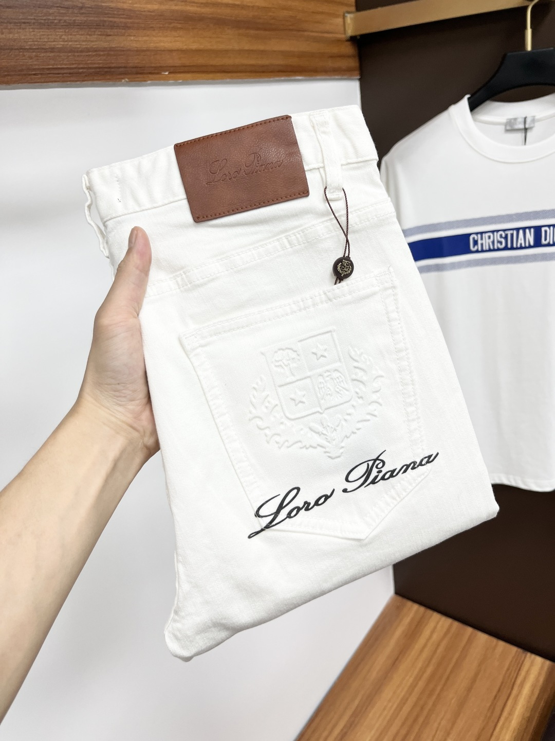 NO:426758,Noya Pianyou official website counter is available at the same time, original singles are ruthless, super stylish jeans, customized original washing denim fabric, unique design, top-grade printing craft letter pattern logo, original hardware and auxiliary decoration, extremely superior jeans, XZ materials and craftsmanship are extremely luxurious and exquisite, extremely high-end, handsome and stylish, recommended, digits 29-36, no 35, jeans, alexander wang19860909诺雅翩悠 官网专柜同步有售,原单狠货,超级有范儿的一款牛仔裤,定制原版水洗牛仔面料,独特设计,顶级印花工艺字母图案logo,原版五金辅料装饰,极为翘楚的一款牛仔裤,XZ用料与工艺都极致奢华精湛,档次极高,上身帅气有型,推荐,码数29-36,没35,,jeans,alexander wang,Men's clothing