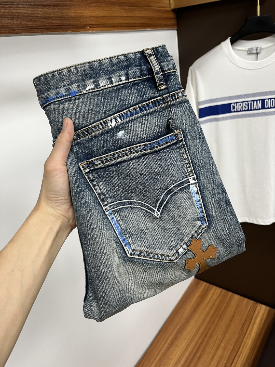 NO:426753,Croxin's official counter is available simultaneously, original singles, super stylish jeans, customized original washing denim fabric, unique design, top-grade printing craft letter pattern logo, original hardware and auxiliary decoration, extremely top-notch jeans, XZ materials and craftsmanship are extremely luxurious and exquisite, extremely high-end, handsome and stylish, recommended, digits 29-36, no 35, chrome hearts, jeans, alexander wang19860909克罗心 官网专柜同步有售,原单狠货,超级有范儿的一款牛仔裤,定制原版水洗牛仔面料,独特设计,顶级印花工艺字母图案logo,原版五金辅料装饰,极为翘楚的一款牛仔裤,XZ用料与工艺都极致奢华精湛,档次极高,上身帅气有型,推荐,码数29-36,没35,,chrome hearts,jeans,alexander wang,Men's clothing