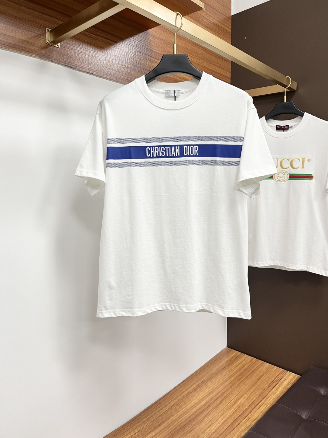 NO:426752,Dior 25 Spring and Summer New Brand Letter Logo Logo Short Sleeve T-shirt, DB Customized 80 Double-Strand Mercerized Cotton Fabric; Black and White Size S-XL OVER SIZE, please report height and weight, dior, T-shirt, tees, t-shirt, alexander wang19860909迪奥 25春夏新品品牌字母徽标标识短袖T恤,DB定制80支双股丝光棉面料；黑色 白色 尺码S-XL OVER SIZE,报单请报身高体重,,dior,T-shirt,tees，t-shirt,alexander wang,Men's clothing