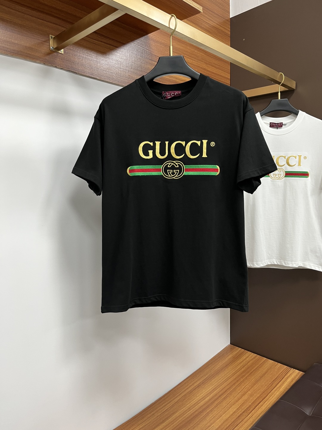 NO:426757,Guqi 25 Spring and Summer New Brand Letter Logo Logo Short-sleeved T-shirt, DB Customized 80 Double-Strand Mercerized Cotton Fabric; Black and White Size S-XL OVER SIZE, please report height and weight for orders, T-shirt, tees, t-shirt, alexander wang19860909古奇 25春夏新品品牌字母徽标标识短袖T恤,DB定制80支双股丝光棉面料；黑色 白色 尺码S-XL OVER SIZE,报单请报身高体重,,T-shirt,tees，t-shirt,alexander wang,Men's clothing