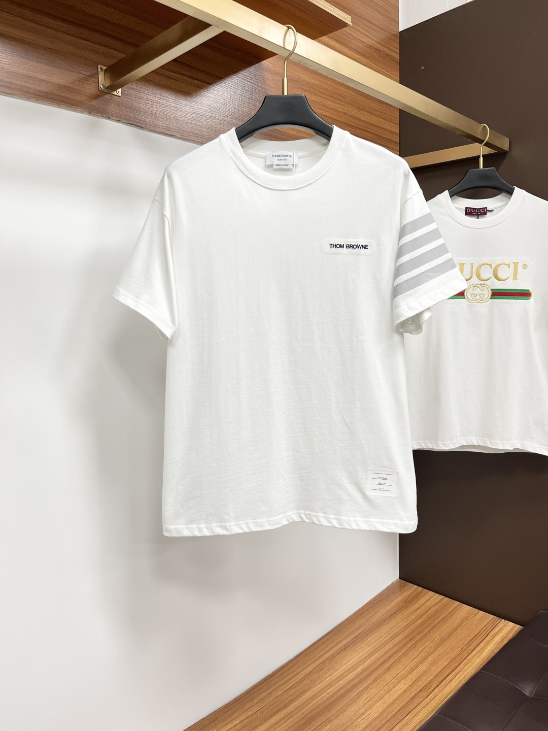 NO:426740,TB Tom Brown 25 Spring and Summer New Brand Letter Logo Logo Short Sleeve T-shirt, DB Customized 80 Double-Strand Mercerized Cotton Fabric; Black White Size S-XL OVER SIZE, please report height and weight, thom browne, T-shirt, tees, t-shirt, alexander wang19860909TB 汤姆布朗 25春夏新品品牌字母徽标标识短袖T恤,DB定制80支双股丝光棉面料；黑色 白色 尺码S-XL OVER SIZE,报单请报身高体重,,thom browne,T-shirt,tees，t-shirt,alexander wang,Men's clothing