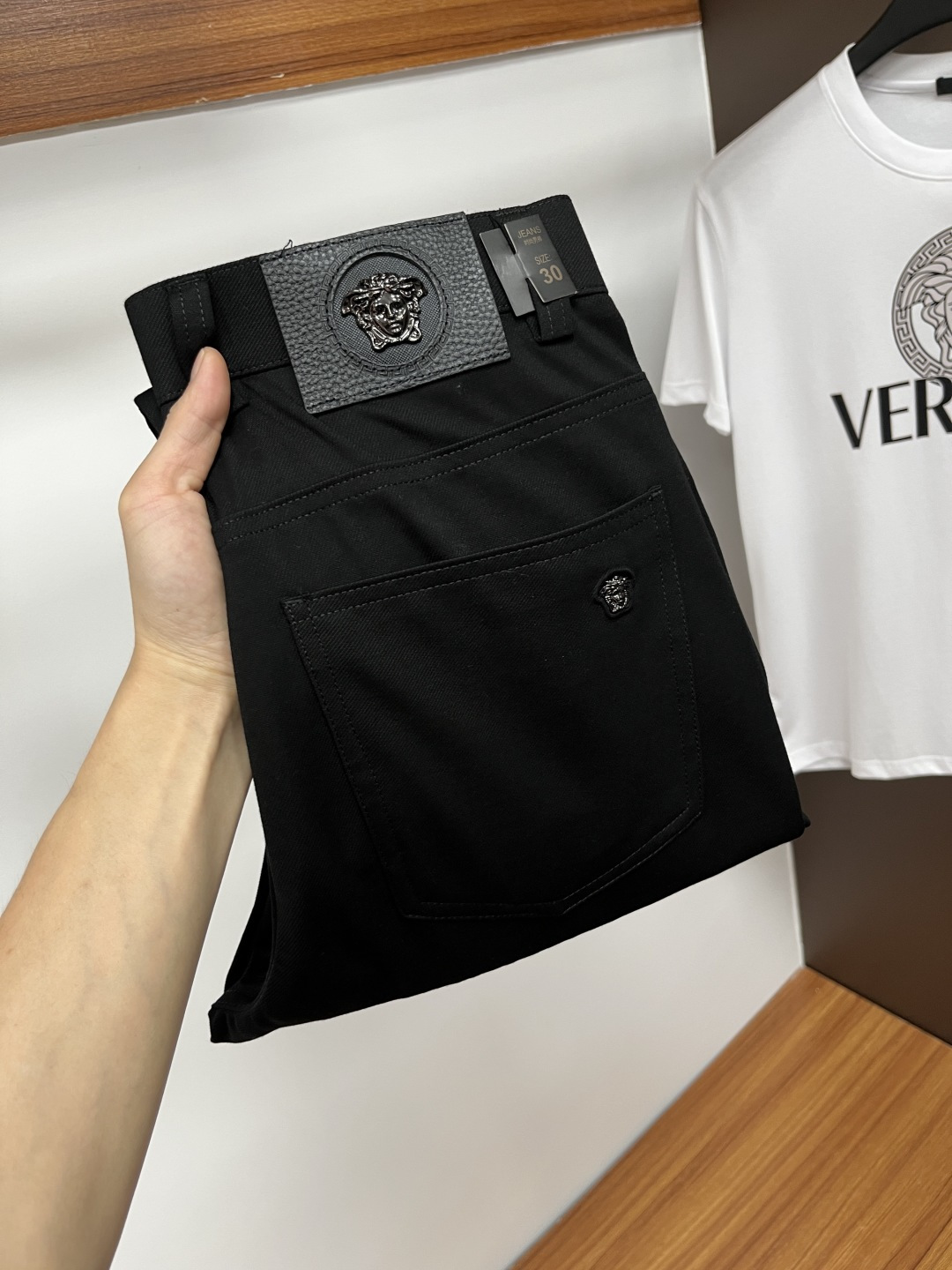 NO:162934,Versace's 2025ss Spring and Summer Counter is a hot casual sling. This season, it must be versatile. The upper body is extremely outstanding and super versatile. The original version is 1:1 replica, and the three standards are complete!  The latest fashion element design of the counter, imported fixed woven high-quality European cotton fabric, super good style, L35 casual and fashionable essentials!  Highly recommended model Size 29-38, versace,alexander wang19860909范思哲 2025ss春夏专柜同步爆款休闲卫裤,本季必入百搭款式,上身极为出挑,超级百搭款 ,原版1:1复刻,三标齐全！专柜最新时尚元素设计,进口定织高品质欧棉面料,版型超好,L35 休闲时尚必备！强烈推荐款 尺码 29-38,,versace,alexander wang,Men's clothing