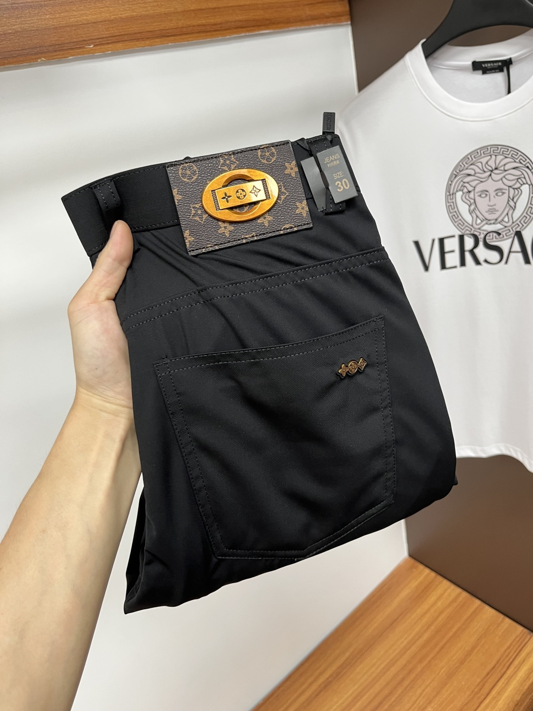 NO:162938,LV 2025ss Spring and Summer Counter is a hot casual sling. This season, it must be versatile. The upper body is extremely outstanding and super versatile. The original version is 1:1 replica, and the three standards are complete!  The latest fashion element design of the counter, imported fixed woven high-quality European cotton fabric, super good style, L35 casual and fashionable essentials!  Highly recommended model Size 29-38,,louis vuitton,alexander wang19860909LV 2025ss春夏专柜同步爆款休闲卫裤,本季必入百搭款式,上身极为出挑,超级百搭款 ,原版1:1复刻,三标齐全！专柜最新时尚元素设计,进口定织高品质欧棉面料,版型超好,L35 休闲时尚必备！强烈推荐款 尺码 29-38,,louis vuitton,alexander wang,Men's clothing