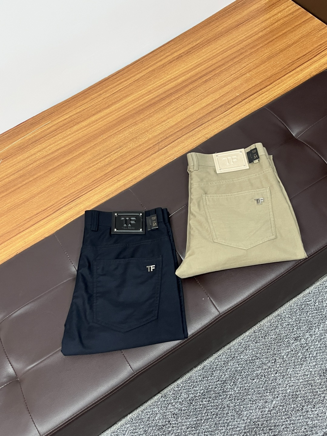 NO:162928,TF 2025ss Spring and Summer Counter is a hot casual sling. This season, it must be versatile. The upper body is extremely outstanding and super versatile. The original version is 1:1 replica, and the three standards are complete!  The latest fashion element design of the counter, imported fixed woven high-quality European cotton fabric, super good style, L35 casual and fashionable essentials!  Highly recommended model Size 29-38,,tom ford,alexander wang19860909TF 2025ss春夏专柜同步爆款休闲卫裤,本季必入百搭款式,上身极为出挑,超级百搭款 ,原版1:1复刻,三标齐全！专柜最新时尚元素设计,进口定织高品质欧棉面料,版型超好,L35 休闲时尚必备！强烈推荐款 尺码 29-38,,tom ford,alexander wang,Men's clothing