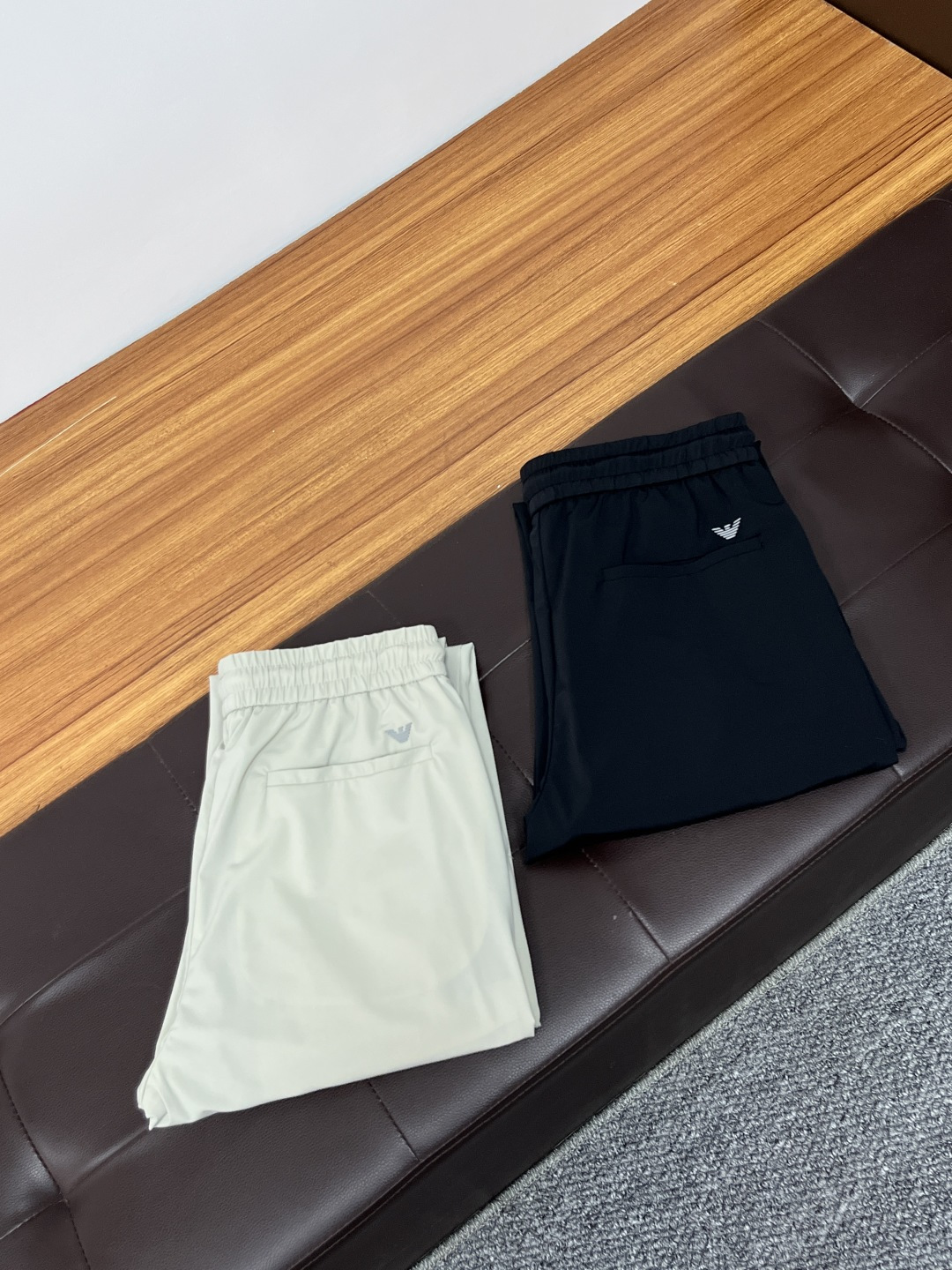 NO:162930,Armani's 2025ss Spring and Summer Counter is a hot casual sling. This season, it must be versatile. The upper body is extremely outstanding and super versatile. The original version is 1:1 replica, and the three standards are complete!  The latest fashion element design of the counter, imported fixed woven high-quality European cotton fabric, super good style, L35 casual and fashionable essentials!  Highly recommended model Size 29-38, Armani,alexander wang19860909阿玛尼 2025ss春夏专柜同步爆款休闲卫裤,本季必入百搭款式,上身极为出挑,超级百搭款 ,原版1:1复刻,三标齐全！专柜最新时尚元素设计,进口定织高品质欧棉面料,版型超好,L35 休闲时尚必备！强烈推荐款 尺码 29-38,,armani,alexander wang,Men's clothing