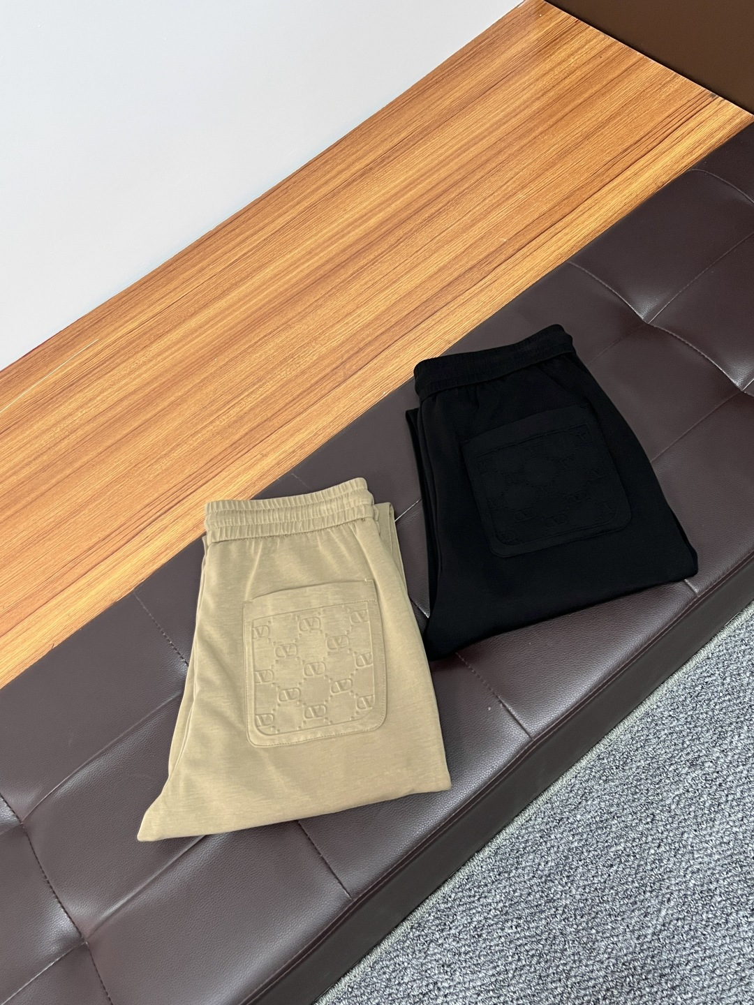 NO:162932,Valentino's 2025ss Spring and Summer Counter is a hot casual sling. This season, it must be versatile. The upper body is extremely outstanding and super versatile. The original version is 1:1 replica, and the three standards are complete!  The latest fashion element design of the counter, imported fixed woven high-quality European cotton fabric, super good style, L35 casual and fashionable essentials!  Highly recommended model Size 29-38, valentino,alexander wang19860909华伦天奴 2025ss春夏专柜同步爆款休闲卫裤,本季必入百搭款式,上身极为出挑,超级百搭款 ,原版1:1复刻,三标齐全！专柜最新时尚元素设计,进口定织高品质欧棉面料,版型超好,L35 休闲时尚必备！强烈推荐款 尺码 29-38,,valentino,alexander wang,Men's clothing