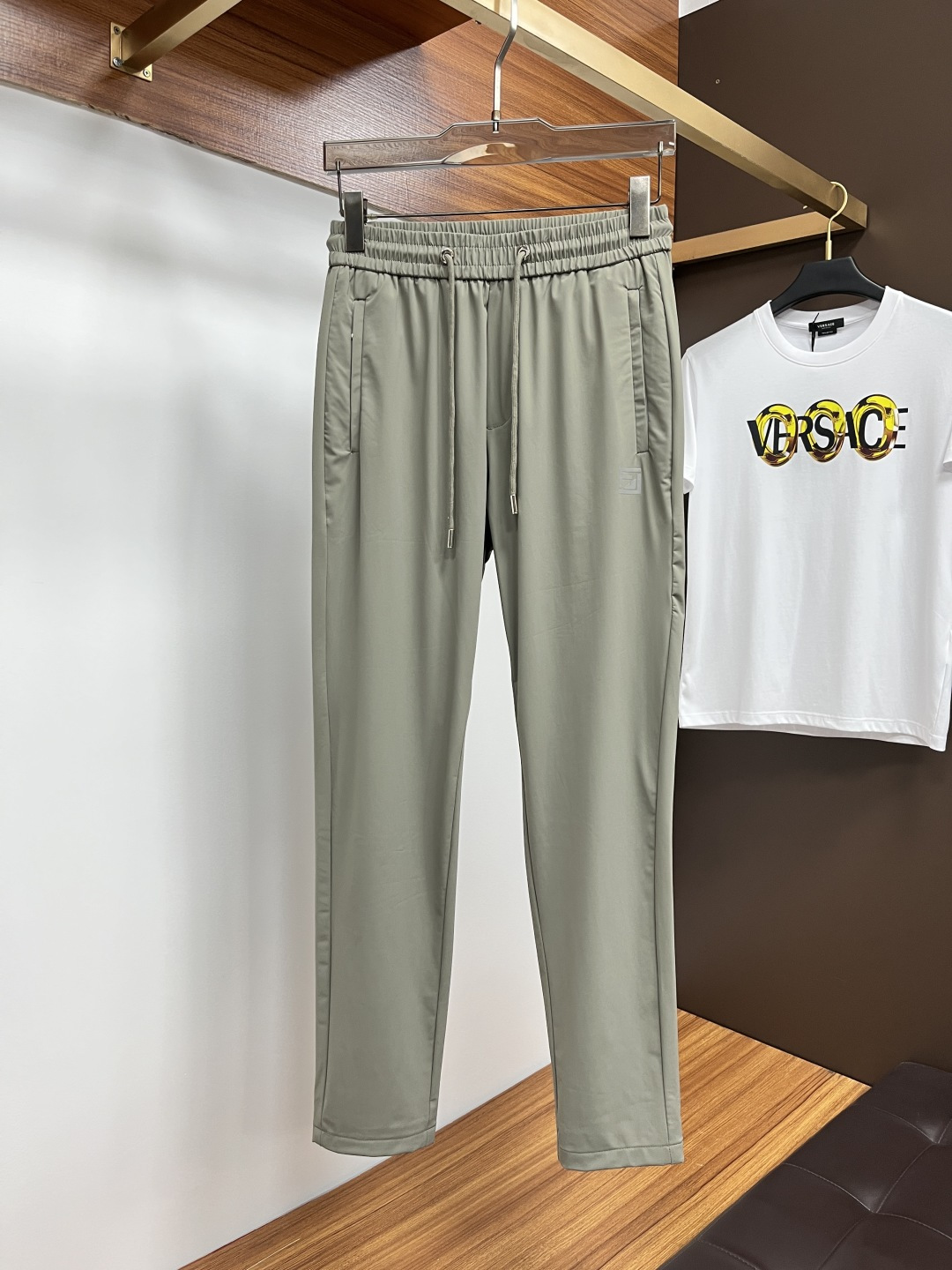 NO:162933,Givenchy's 2025ss Spring and Summer counters are simultaneously popular casual slings. This season must be versatile. The upper body is extremely outstanding and super versatile. The original version is 1:1 replica, and the three standards are complete!  The latest fashion element design of the counter, imported fixed woven high-quality European cotton fabric, super good style, L35 casual and fashionable essentials!  Highly recommended model Size 29-38, given ,alexander wang19860909纪梵希 2025ss春夏专柜同步爆款休闲卫裤,本季必入百搭款式,上身极为出挑,超级百搭款 ,原版1:1复刻,三标齐全！专柜最新时尚元素设计,进口定织高品质欧棉面料,版型超好,L35 休闲时尚必备！强烈推荐款 尺码 29-38,,givenchy,alexander wang,Men's clothing