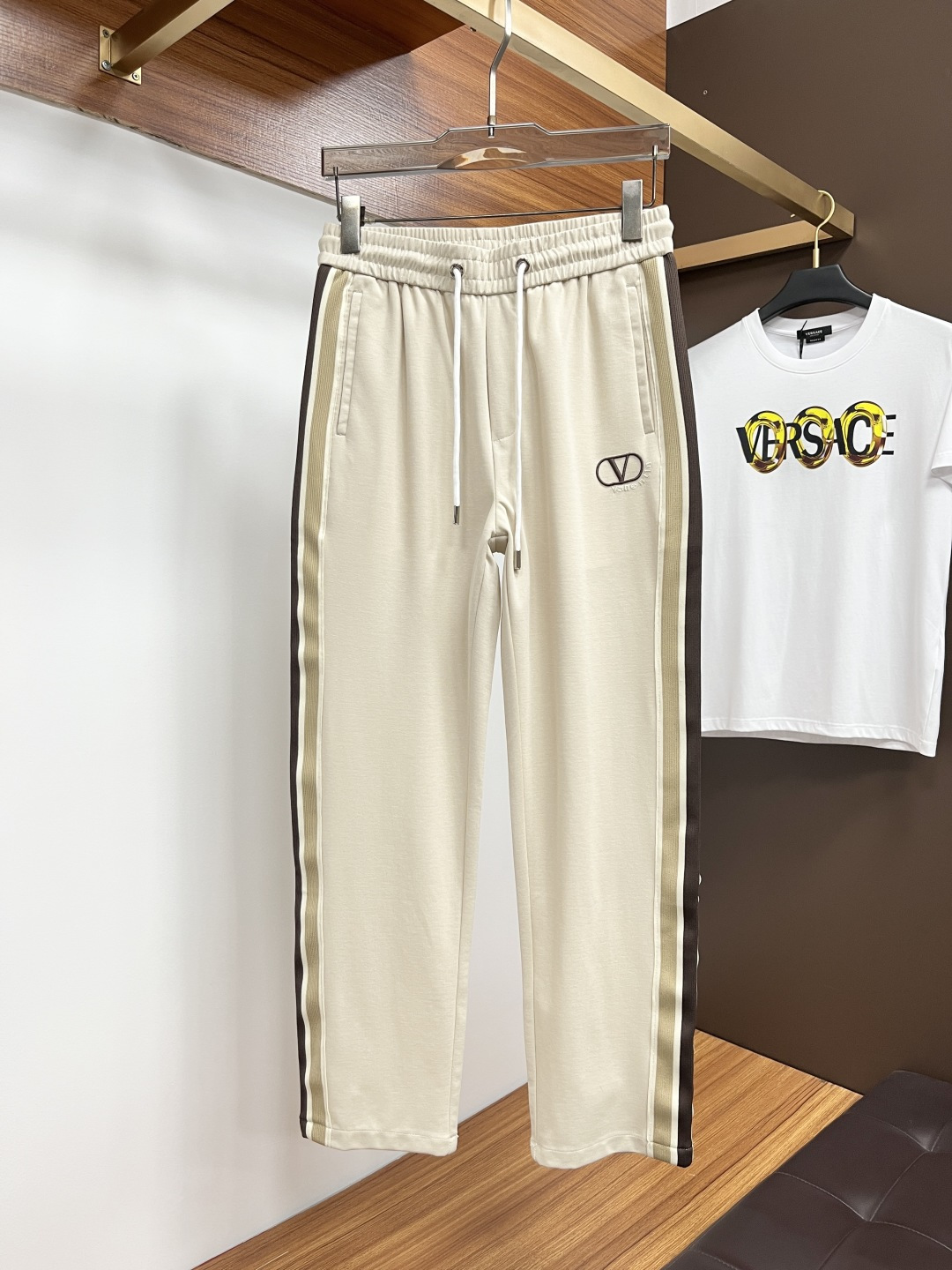 NO:162936,Valentino's 2025ss Spring and Summer Counter is a hot casual sling. This season, it must be versatile. The upper body is extremely outstanding and super versatile. The original version is 1:1 replica, and the three standards are complete!  The latest fashion element design of the counter, imported fixed woven high-quality European cotton fabric, super good style, L35 casual and fashionable essentials!  Highly recommended model Size 29-38, valentino,alexander wang19860909华伦天奴 2025ss春夏专柜同步爆款休闲卫裤,本季必入百搭款式,上身极为出挑,超级百搭款 ,原版1:1复刻,三标齐全！专柜最新时尚元素设计,进口定织高品质欧棉面料,版型超好,L35 休闲时尚必备！强烈推荐款 尺码 29-38,,valentino,alexander wang,Men's clothing