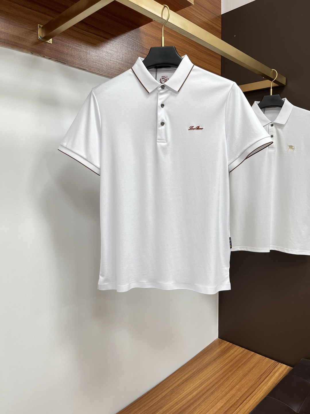 NO:162941,Noya Spring and Summer 2025 Classic Polo collar design, paired with simple single-breasted lines, neat and smooth lines, cleverly modifying the neck lines, showing elegant and gentlemanly style. The exquisite brand logo on the left chest adopts traceless glue pressing process, delicate and flat, low-key, and luxurious texture, showing the brand's ingenuity and quality pursuit in the subtleties. Selected high-quality fabrics, soft and smooth, breathable, and comfortable and comfortable to wear. Whether it is to wear casual trousers to show professionalism and ability; or to combine with jeans to create a daily look to create a relaxed and comfortable atmosphere, it can be perfectly adapted to help you interpret diverse styles with a calm attitude and show your unique taste. Size M-4XL, jeans, alexander wang19860909诺雅 2025春夏 经典的Polo领设计,搭配简洁的单排扣,线条利落流畅,巧妙修饰颈部线条,彰显优雅绅士格调.左胸处精致的品牌标识,采用无痕压胶工艺,细腻而平整,低调间流露奢华质感,于细微之处展现品牌匠心与品质追求. 精选优质面料,触感柔软顺滑,透气性佳,穿着舒适自在.无论是搭配休闲西裤出席商务场合,展现专业干练；还是与牛仔裤组合打造日常造型,营造轻松惬意氛围,它都能完美适配,助你以从容姿态诠释多样风格,尽显独特品味. 尺码M-4XL,,jeans,alexander wang,Men's clothing