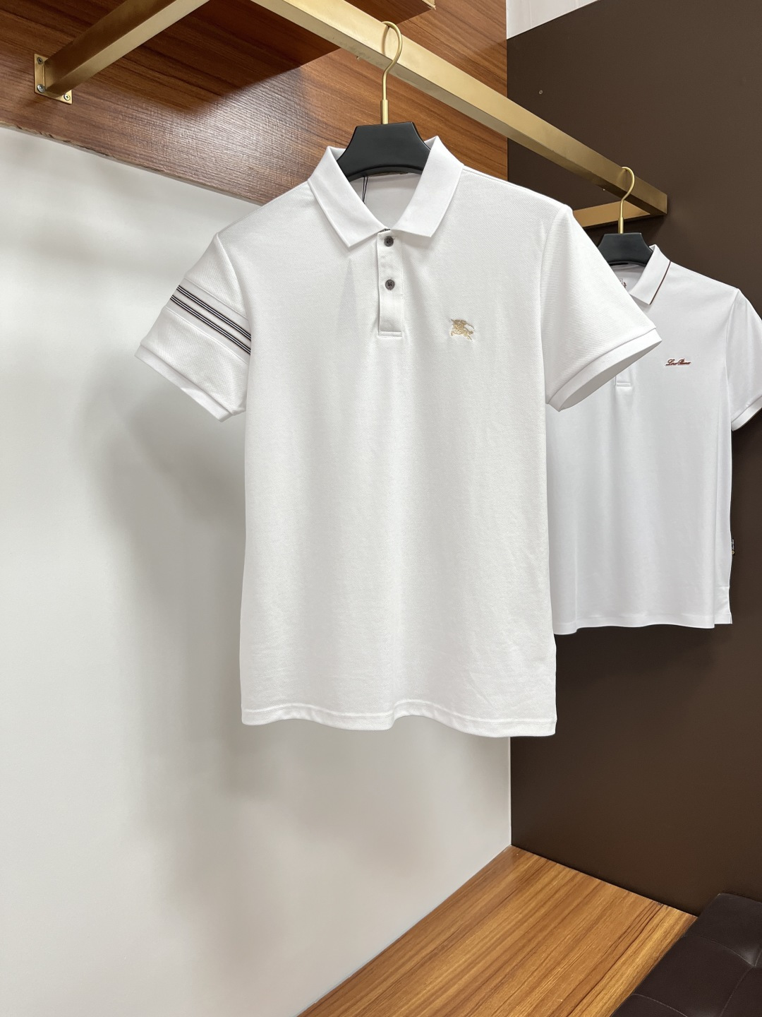 NO:162944,Burberry Spring and Summer 2025 Classic Polo collar design, paired with simple single-breasted lines, neat and smooth lines, cleverly modifying the neck lines, showing elegant and gentlemanly style. The exquisite brand logo on the left chest adopts traceless pressing process, delicate and flat, low-key, and luxurious texture, showing the brand's ingenuity and quality pursuit in the subtleties. Selected high-quality fabrics, soft and smooth, breathable, and comfortable and comfortable to wear. Whether it is to wear casual trousers to show professionalism and ability; or to combine them with jeans to create a daily look to create a relaxed and comfortable atmosphere, it can be perfectly adapted to help you interpret diverse styles with a calm attitude and show your unique taste. Size M-4XL, burberry, jeans, alexander wang19860909巴宝莉 2025春夏 经典的Polo领设计,搭配简洁的单排扣,线条利落流畅,巧妙修饰颈部线条,彰显优雅绅士格调.左胸处精致的品牌标识,采用无痕压胶工艺,细腻而平整,低调间流露奢华质感,于细微之处展现品牌匠心与品质追求. 精选优质面料,触感柔软顺滑,透气性佳,穿着舒适自在.无论是搭配休闲西裤出席商务场合,展现专业干练；还是与牛仔裤组合打造日常造型,营造轻松惬意氛围,它都能完美适配,助你以从容姿态诠释多样风格,尽显独特品味. 尺码M-4XL,,burberry,jeans,alexander wang,Men's clothing