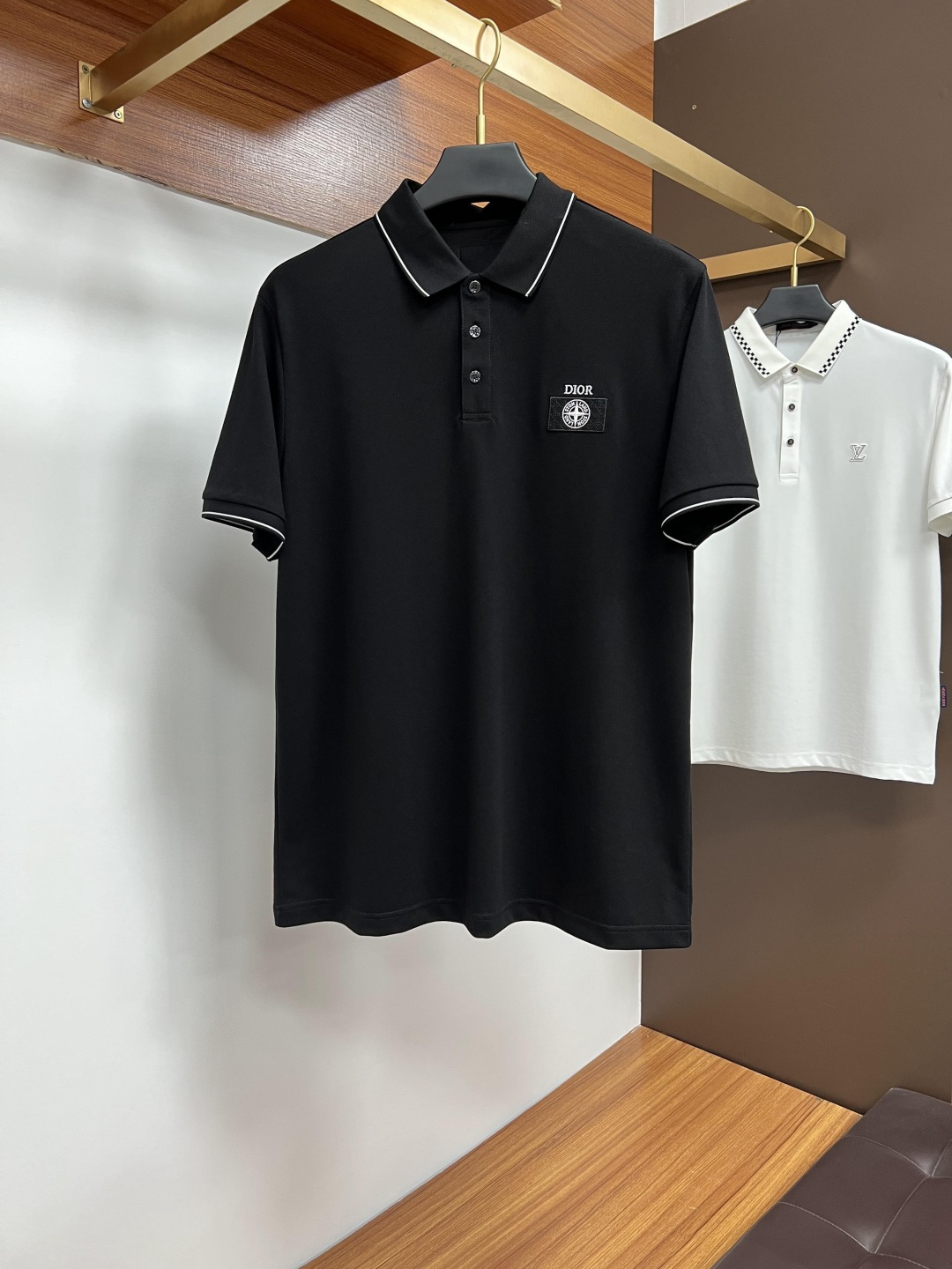 NO:162946,Dior 2025 Spring and Summer Classic Polo collar design, paired with simple single-breasted lines, neat and smooth lines, cleverly modifying the neck lines, showing elegant and gentlemanly style. The exquisite brand logo on the left chest adopts traceless pressing process, delicate and flat, low-key, and luxurious texture, showing the brand's ingenuity and quality pursuit in the subtleties. Selected high-quality fabrics, soft and smooth, breathable, and comfortable and comfortable to wear. Whether it is to wear casual trousers to show professionalism and ability; or to combine them with jeans to create a daily look to create a relaxed and comfortable atmosphere, it can be perfectly adapted to help you interpret diverse styles with a calm attitude and show your unique taste. Size M-4XL,,dior,jeans,alexander wang19860909迪奥 2025春夏 经典的Polo领设计,搭配简洁的单排扣,线条利落流畅,巧妙修饰颈部线条,彰显优雅绅士格调.左胸处精致的品牌标识,采用无痕压胶工艺,细腻而平整,低调间流露奢华质感,于细微之处展现品牌匠心与品质追求. 精选优质面料,触感柔软顺滑,透气性佳,穿着舒适自在.无论是搭配休闲西裤出席商务场合,展现专业干练；还是与牛仔裤组合打造日常造型,营造轻松惬意氛围,它都能完美适配,助你以从容姿态诠释多样风格,尽显独特品味. 尺码M-4XL,,dior,jeans,alexander wang,Men's clothing