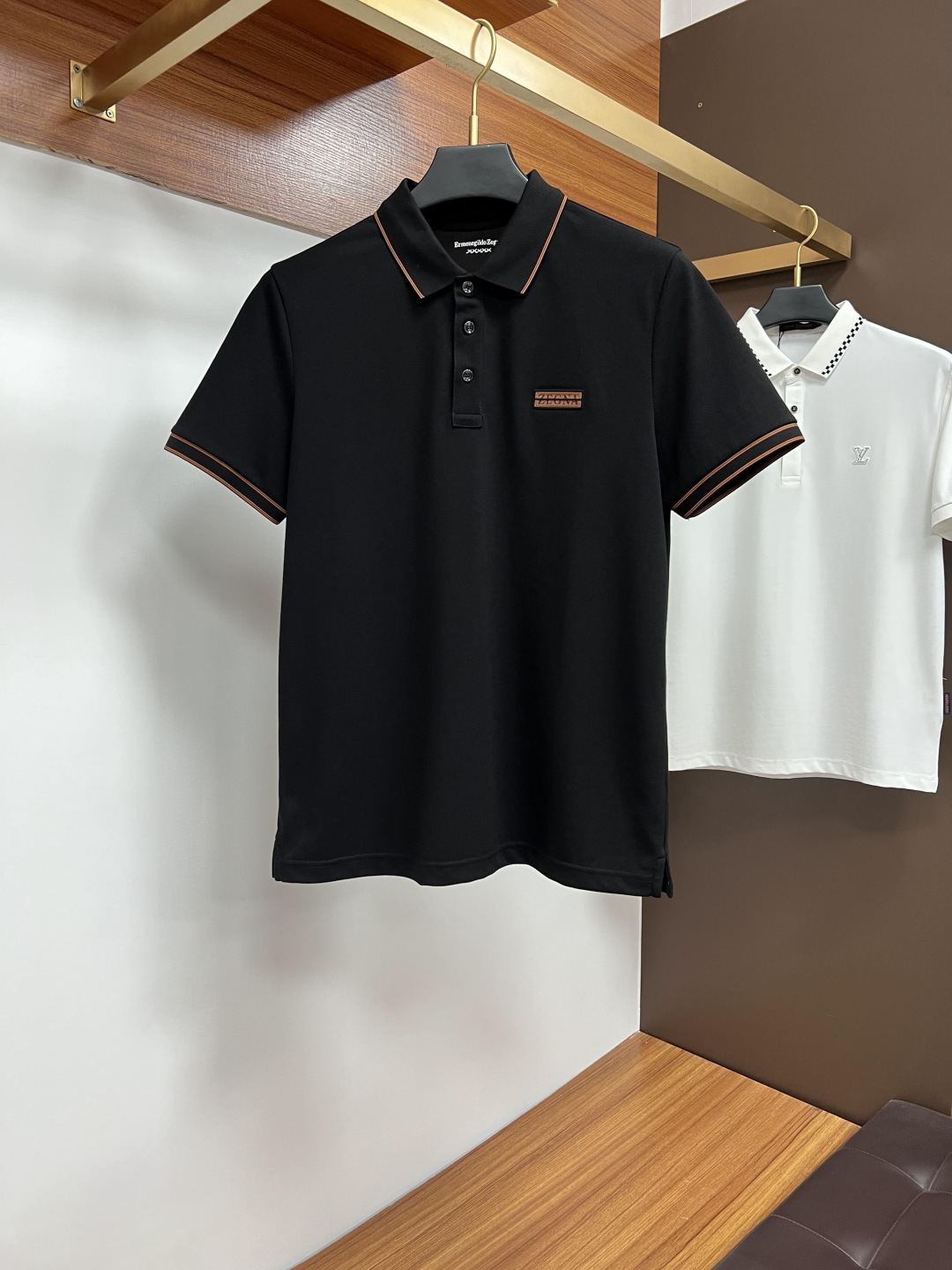 NO:162935,Jenia Spring and Summer 2025 Classic Polo collar design, paired with simple single-breasted lines, neat and smooth lines, cleverly modifying the neck lines, showing elegant and gentlemanly style. The exquisite brand logo on the left chest adopts traceless pressing process, delicate and flat, low-key, and luxurious texture, showing the brand's ingenuity and quality pursuit in the subtleties. Selected high-quality fabrics, soft and smooth, breathable, and comfortable and comfortable to wear. Whether it is to wear casual trousers to show professionalism and ability; or to combine with jeans to create a daily look to create a relaxed and comfortable atmosphere, it can be perfectly adapted to help you interpret diverse styles with a calm attitude and show your unique taste. Size M-4XL, zegna, jeans, alexander wang19860909杰尼亚 2025春夏 经典的Polo领设计,搭配简洁的单排扣,线条利落流畅,巧妙修饰颈部线条,彰显优雅绅士格调.左胸处精致的品牌标识,采用无痕压胶工艺,细腻而平整,低调间流露奢华质感,于细微之处展现品牌匠心与品质追求. 精选优质面料,触感柔软顺滑,透气性佳,穿着舒适自在.无论是搭配休闲西裤出席商务场合,展现专业干练；还是与牛仔裤组合打造日常造型,营造轻松惬意氛围,它都能完美适配,助你以从容姿态诠释多样风格,尽显独特品味. 尺码M-4XL,,zegna,jeans,alexander wang,Men's clothing