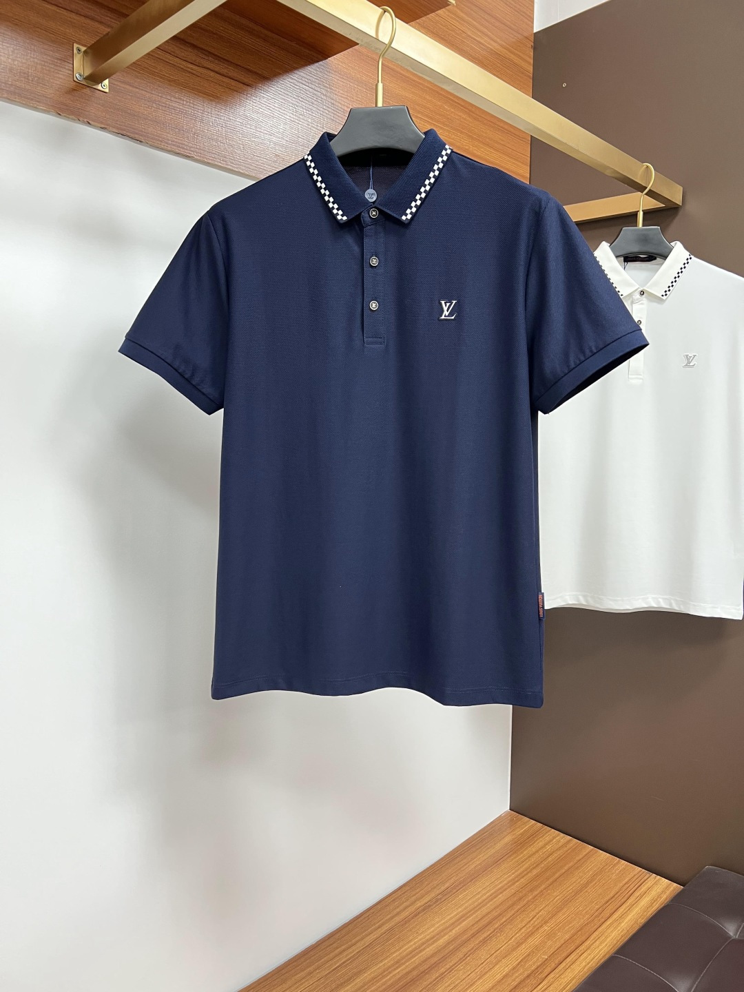 NO:162937,LV Spring and Summer 2025 Classic Polo collar design, paired with simple single-breasted lines, neat and smooth lines, cleverly modifying the neck lines, showing elegant and gentlemanly style. The exquisite brand logo on the left chest adopts traceless pressing process, delicate and flat, low-key, and luxurious texture, showing the brand's ingenuity and quality pursuit in the subtleties. Selected high-quality fabrics, soft and smooth touch, good breathability, and comfortable and comfortable to wear. Whether it is to wear casual trousers to show professionalism and ability; or to combine with jeans to create a daily look to create a relaxed and comfortable atmosphere, it can be perfectly adapted to help you interpret diverse styles with a calm attitude and show your unique taste. Size M-4XL,,louis vuitton,jeans,alexander wang19860909LV 2025春夏 经典的Polo领设计,搭配简洁的单排扣,线条利落流畅,巧妙修饰颈部线条,彰显优雅绅士格调.左胸处精致的品牌标识,采用无痕压胶工艺,细腻而平整,低调间流露奢华质感,于细微之处展现品牌匠心与品质追求. 精选优质面料,触感柔软顺滑,透气性佳,穿着舒适自在.无论是搭配休闲西裤出席商务场合,展现专业干练；还是与牛仔裤组合打造日常造型,营造轻松惬意氛围,它都能完美适配,助你以从容姿态诠释多样风格,尽显独特品味. 尺码M-4XL,,louis vuitton,jeans,alexander wang,Men's clothing