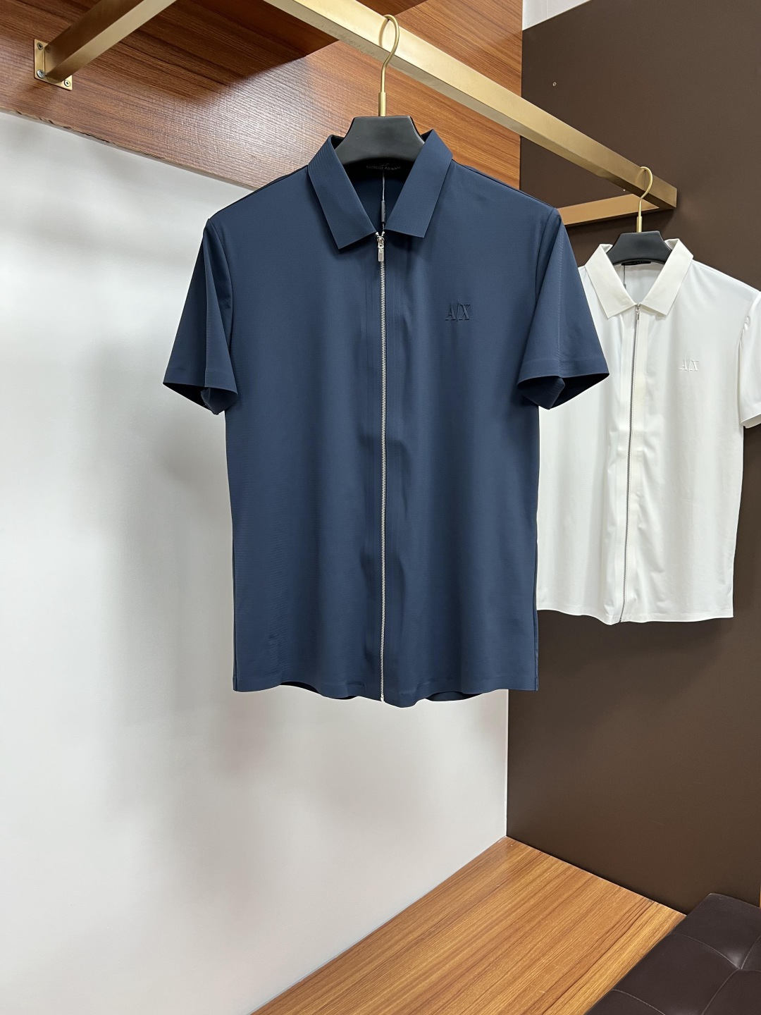 NO:162942,Armani Spring and Summer 2025 Classic Polo collar design, paired with simple single-breasted lines, neat and smooth lines, cleverly modifying the neck lines, showing elegant and gentlemanly style. The exquisite brand logo on the left chest adopts traceless pressing process, delicate and flat, low-key, and luxurious texture, showing the brand's ingenuity and quality pursuit in the subtleties. Selected high-quality fabrics, soft and smooth touch, good breathability, and comfortable and comfortable to wear. Whether it is to wear casual trousers to show professionalism and ability; or to combine with jeans to create a daily look to create a relaxed and comfortable atmosphere, it can be perfectly adapted to help you interpret diverse styles with a calm attitude and show your unique taste. Size M-4XL,,armani,jeans,alexander wang19860909阿玛尼 2025春夏 经典的Polo领设计,搭配简洁的单排扣,线条利落流畅,巧妙修饰颈部线条,彰显优雅绅士格调.左胸处精致的品牌标识,采用无痕压胶工艺,细腻而平整,低调间流露奢华质感,于细微之处展现品牌匠心与品质追求. 精选优质面料,触感柔软顺滑,透气性佳,穿着舒适自在.无论是搭配休闲西裤出席商务场合,展现专业干练；还是与牛仔裤组合打造日常造型,营造轻松惬意氛围,它都能完美适配,助你以从容姿态诠释多样风格,尽显独特品味. 尺码M-4XL,,armani,jeans,alexander wang,Men's clothing