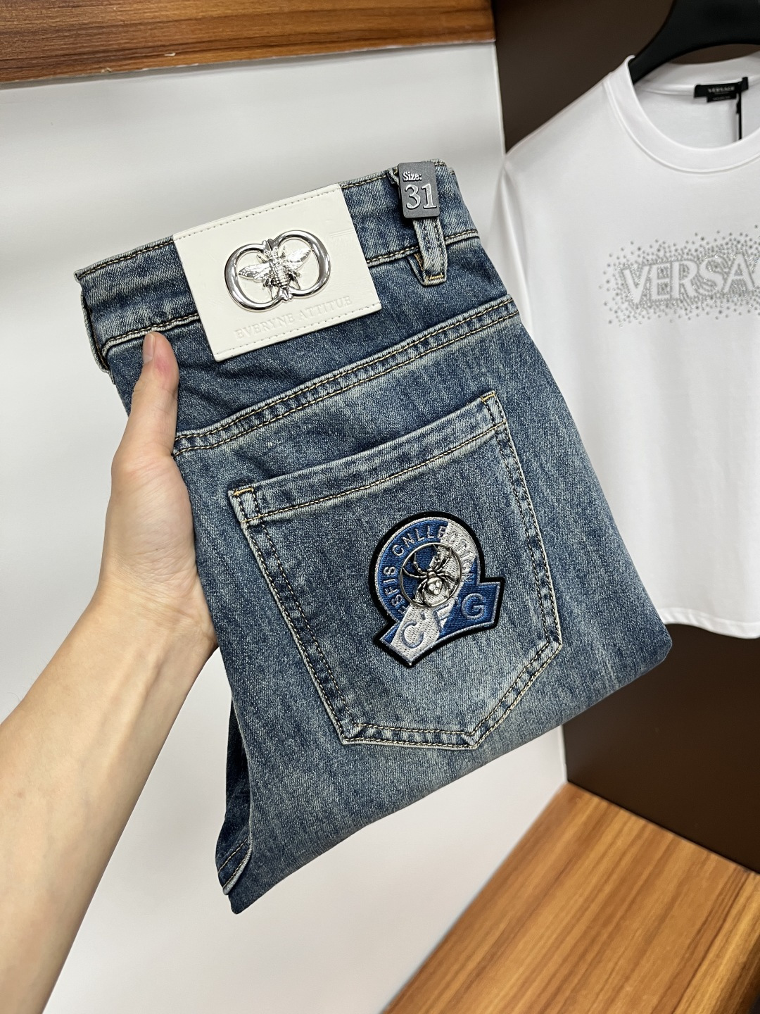 NO:455118,Dior 2025ss Snake Year Summer New Year Jeans. Original 1:1 production, perfect choice for daily life, simple, atmospheric, fashionable and stylish, customized imported tannin fabric, heavy industry washing process, complex and exquisite workmanship. It is easy to meet the needs of the four seasons, soft and elastic, smooth and neat, original auxiliary hardware, L10 upper body is comfortable and easy to match, durable code number 29-38, dior, jeans, alexander wang19860909迪奥 2025ss蛇年夏季贺岁款牛仔裤.原单1:1制作,日常必备的完美之选,简单大气亦时尚有型,定制进口丹宁面料 ,重工洗水工艺,做工复杂工艺精湛.轻松迎合四季需要,手感柔软带弹力,流畅利落,原版辅料五金,L10上身舒适非常易搭耐看码数29-38,,dior,jeans,alexander wang,Men's clothing