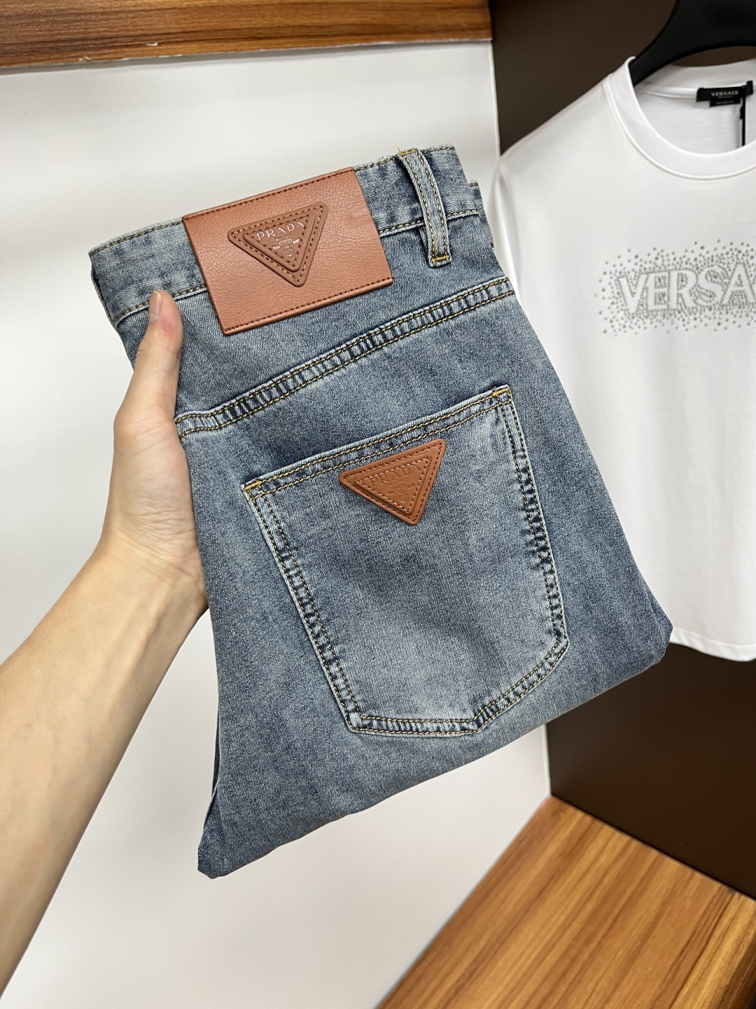 NO:455122,Prada 2025ss Snake Summer New Year Jeans. Original 1:1 production, perfect choice for daily life, simple, atmospheric, fashionable and stylish, customized imported tannin fabric, heavy industry washing process, complex and exquisite workmanship. It is easy to meet the needs of all seasons, soft and elastic, smooth and neat, original auxiliary materials, L10 upper body comfortable and easy to match, durable code number 29-38, prada, jeans, alexander wang19860909普拉达 2025ss蛇年夏季贺岁款牛仔裤.原单1:1制作,日常必备的完美之选,简单大气亦时尚有型,定制进口丹宁面料 ,重工洗水工艺,做工复杂工艺精湛.轻松迎合四季需要,手感柔软带弹力,流畅利落,原版辅料五金,L10上身舒适非常易搭耐看码数29-38,,prada,jeans,alexander wang,Men's clothing