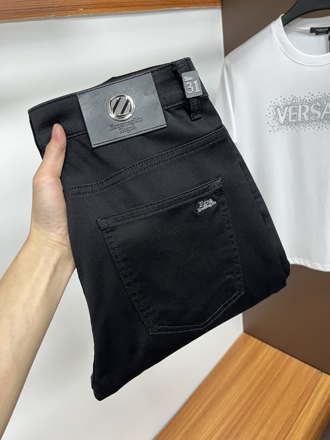 NO:455126,Jenia 2025ss Snake Year Summer New Year Jeans. Original 1:1 production, perfect choice for daily life, simple, atmospheric, fashionable and stylish, customized imported tannin fabric, heavy industry washing process, complex and exquisite workmanship. It is easy to meet the needs of all seasons, soft and elastic, smooth and neat, original auxiliary materials, L10 upper body comfortable and easy to match, durable code number 29-38, zegna, jeans, alexander wang19860909杰尼亚 2025ss蛇年夏季贺岁款牛仔裤.原单1:1制作,日常必备的完美之选,简单大气亦时尚有型,定制进口丹宁面料 ,重工洗水工艺,做工复杂工艺精湛.轻松迎合四季需要,手感柔软带弹力,流畅利落,原版辅料五金,L10上身舒适非常易搭耐看码数29-38,,zegna,jeans,alexander wang,Men's clothing