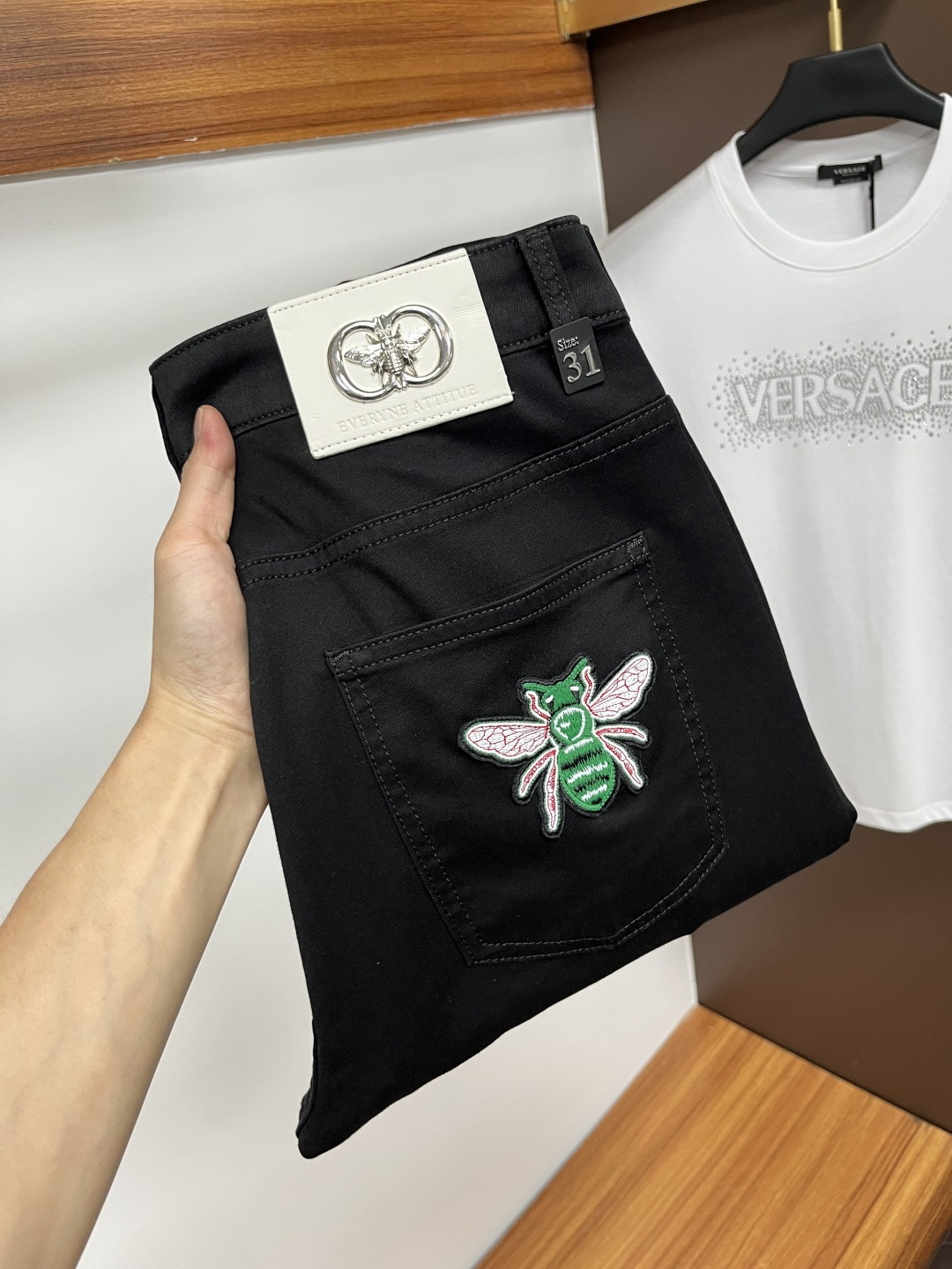 NO:455131,Guqi 2025ss Snake Summer New Year Jeans. Original 1:1 production, perfect choice for daily life, simple, elegant, fashionable and stylish, customized imported tannin fabric, heavy industry washing process, complex and exquisite workmanship. Easy to cater to the needs of all seasons, soft and elastic, smooth and neat, original auxiliary hardware, L10 upper body comfortable and easy to match, durable code number 29-38, jeans, alexander wang19860909古奇 2025ss蛇年夏季贺岁款牛仔裤.原单1:1制作,日常必备的完美之选,简单大气亦时尚有型,定制进口丹宁面料 ,重工洗水工艺,做工复杂工艺精湛.轻松迎合四季需要,手感柔软带弹力,流畅利落,原版辅料五金,L10上身舒适非常易搭耐看码数29-38,,jeans,alexander wang,Men's clothing