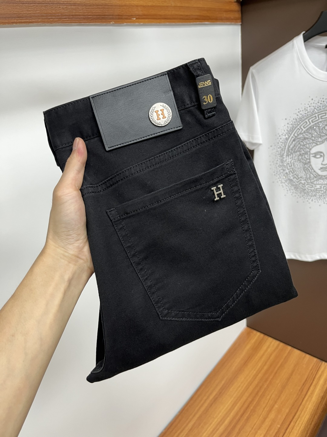 NO:455135,Hermes 2025ss Snake Year Summer New Year Jeans. Original 1:1 production, perfect choice for daily life, simple, atmospheric, fashionable and stylish, customized imported tannin fabric, heavy industry washing process, complex and exquisite workmanship. It is easy to meet the needs of all seasons, soft and elastic, smooth and neat, original auxiliary materials, L10 upper body comfortable and easy to match, durable code number 29-38, hermes, jeans, alexander wang19860909爱马仕 2025ss蛇年夏季贺岁款牛仔裤.原单1:1制作,日常必备的完美之选,简单大气亦时尚有型,定制进口丹宁面料 ,重工洗水工艺,做工复杂工艺精湛.轻松迎合四季需要,手感柔软带弹力,流畅利落,原版辅料五金,L10上身舒适非常易搭耐看码数29-38,,hermes,jeans,alexander wang,Men's clothing