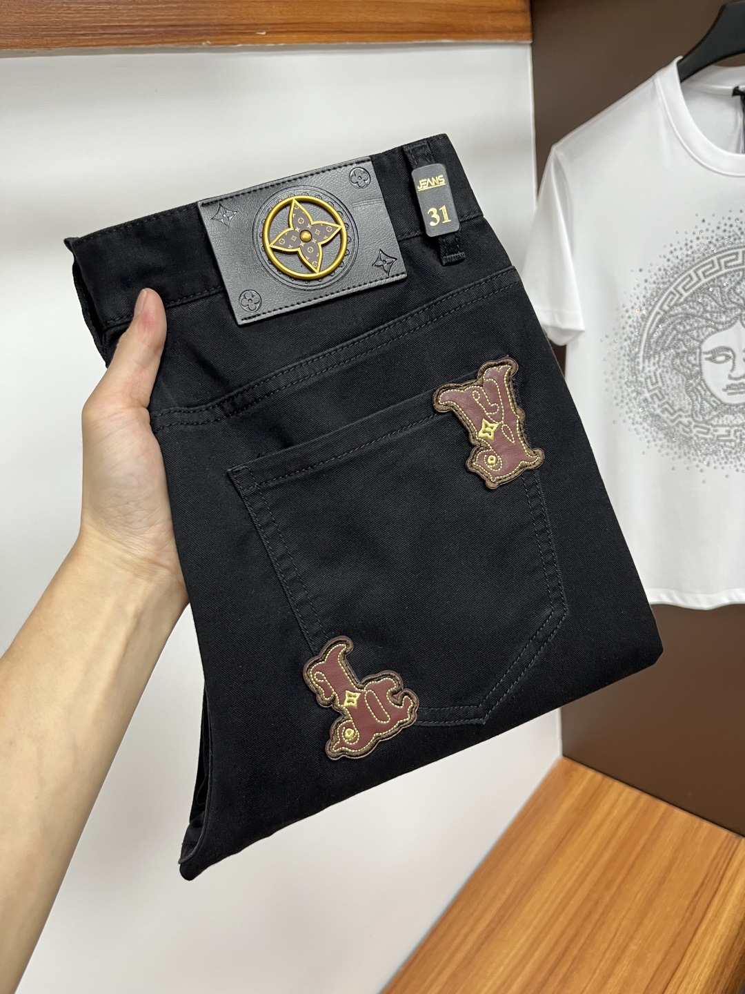 NO:455139,LV 2025ss Snake Year Summer New Year Jeans. Original 1:1 production, perfect choice for daily life, simple, atmospheric, fashionable and stylish, customized imported tannin fabric, heavy industry washing process, complex and exquisite workmanship. Easy to meet the needs of all seasons, soft and elastic, smooth and neat, original auxiliary materials, L10 upper body comfortable and easy to match, durable code number 29-38,,louis vuitton, jeans, alexander wang19860909LV 2025ss蛇年夏季贺岁款牛仔裤.原单1:1制作,日常必备的完美之选,简单大气亦时尚有型,定制进口丹宁面料 ,重工洗水工艺,做工复杂工艺精湛.轻松迎合四季需要,手感柔软带弹力,流畅利落,原版辅料五金,L10上身舒适非常易搭耐看码数29-38,,louis vuitton,jeans,alexander wang,Men's clothing