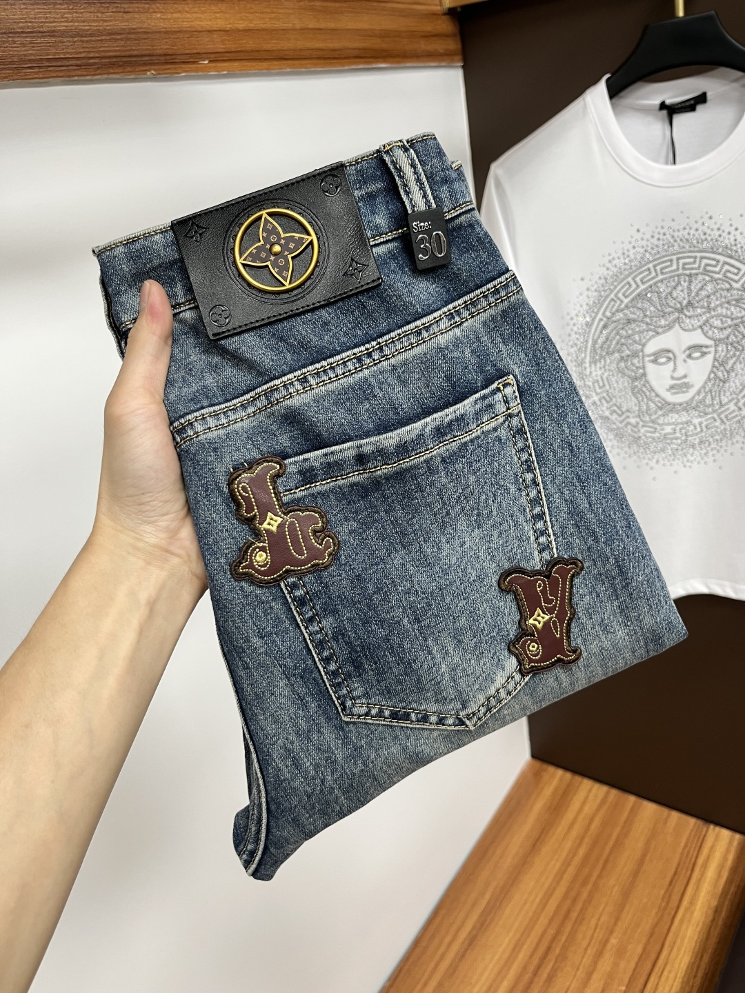 NO:423637,LV 2025ss Snake Year Summer New Year Jeans. Original 1:1 production, perfect choice for daily life, simple, atmospheric, fashionable and stylish, customized imported tannin fabric, heavy industry washing process, complex and exquisite workmanship. Easy to meet the needs of all seasons, soft and elastic, smooth and neat, original auxiliary materials, L10 upper body comfortable and easy to match, durable code number 29-38,,louis vuitton, jeans, alexander wang19860909LV 2025ss蛇年夏季贺岁款牛仔裤.原单1:1制作,日常必备的完美之选,简单大气亦时尚有型,定制进口丹宁面料 ,重工洗水工艺,做工复杂工艺精湛.轻松迎合四季需要,手感柔软带弹力,流畅利落,原版辅料五金,L10上身舒适非常易搭耐看码数29-38,,louis vuitton,jeans,alexander wang,Men's clothing