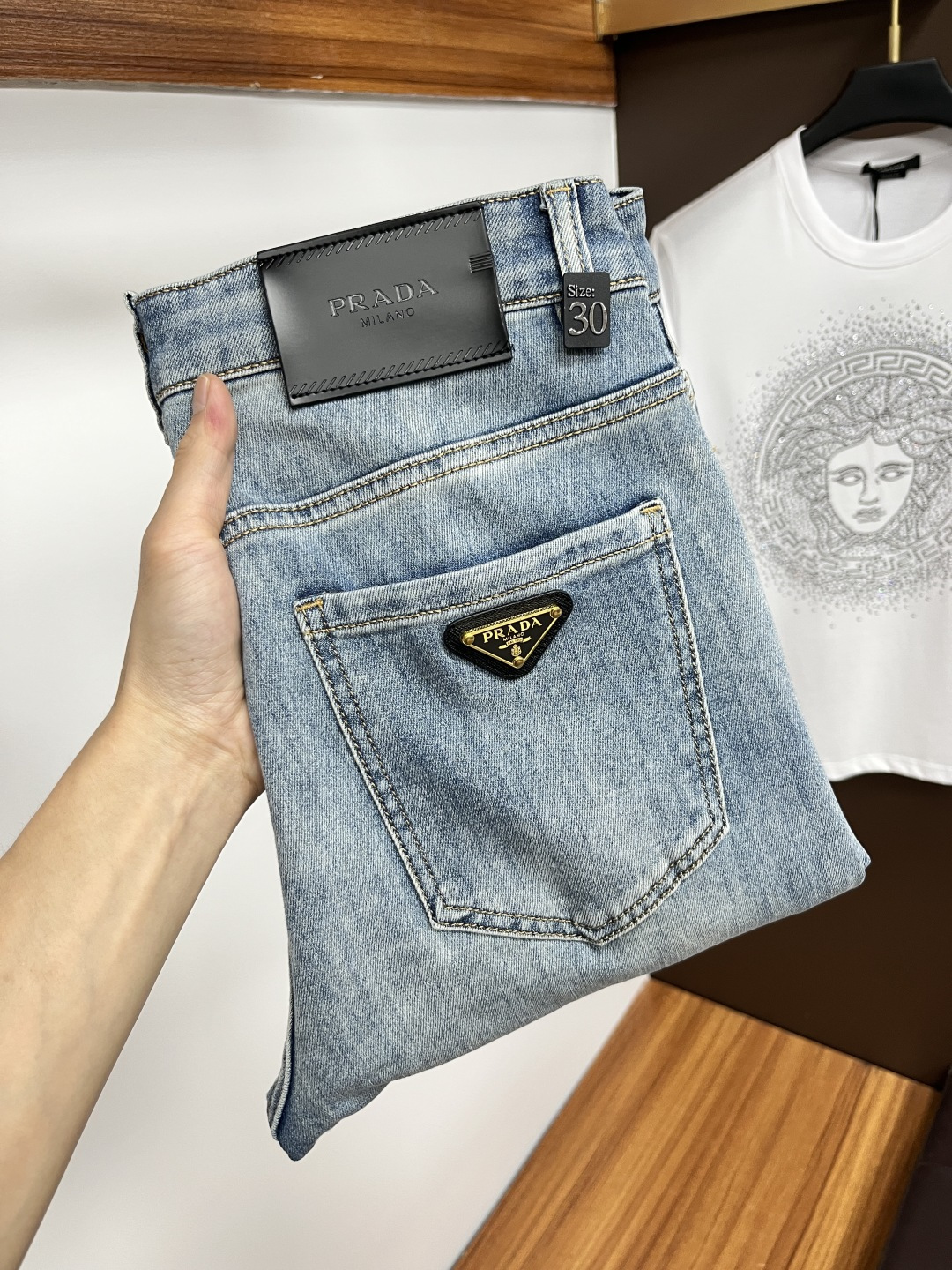 NO:423648,Prada 2025ss Snake Summer New Year Jeans. Original 1:1 production, perfect choice for daily life, simple, atmospheric, fashionable and stylish, customized imported tannin fabric, heavy industry washing process, complex and exquisite workmanship. It is easy to meet the needs of all seasons, soft and elastic, smooth and neat, original auxiliary materials, L10 upper body comfortable and easy to match, durable code number 29-38, prada, jeans, alexander wang19860909普拉达 2025ss蛇年夏季贺岁款牛仔裤.原单1:1制作,日常必备的完美之选,简单大气亦时尚有型,定制进口丹宁面料 ,重工洗水工艺,做工复杂工艺精湛.轻松迎合四季需要,手感柔软带弹力,流畅利落,原版辅料五金,L10上身舒适非常易搭耐看码数29-38,,prada,jeans,alexander wang,Men's clothing